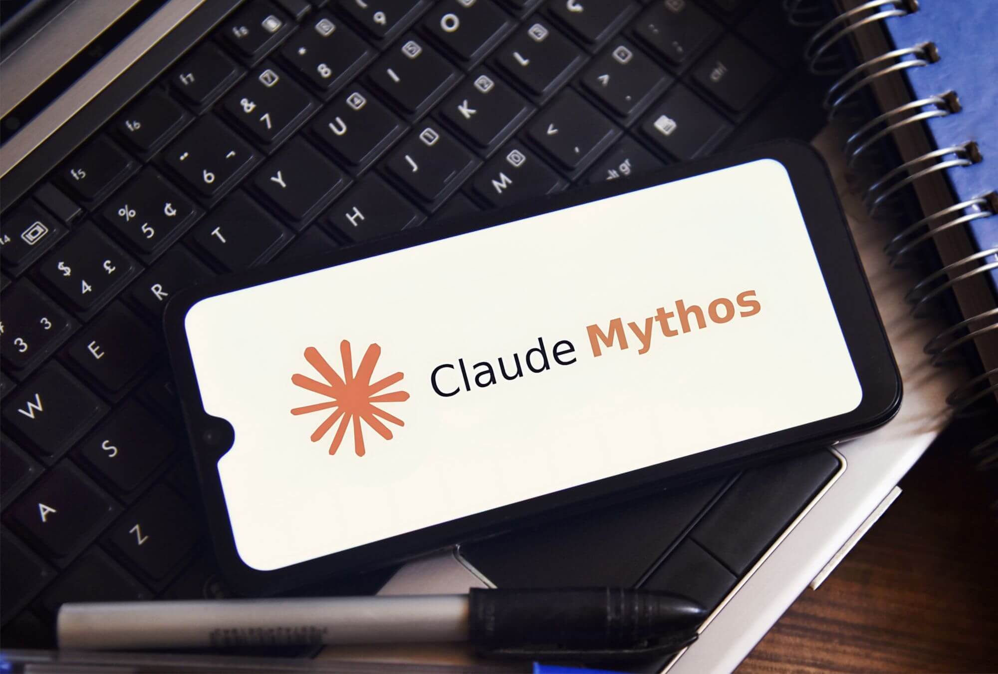 Imagen de un mÃ³vil en el que se lee Claude Mythos