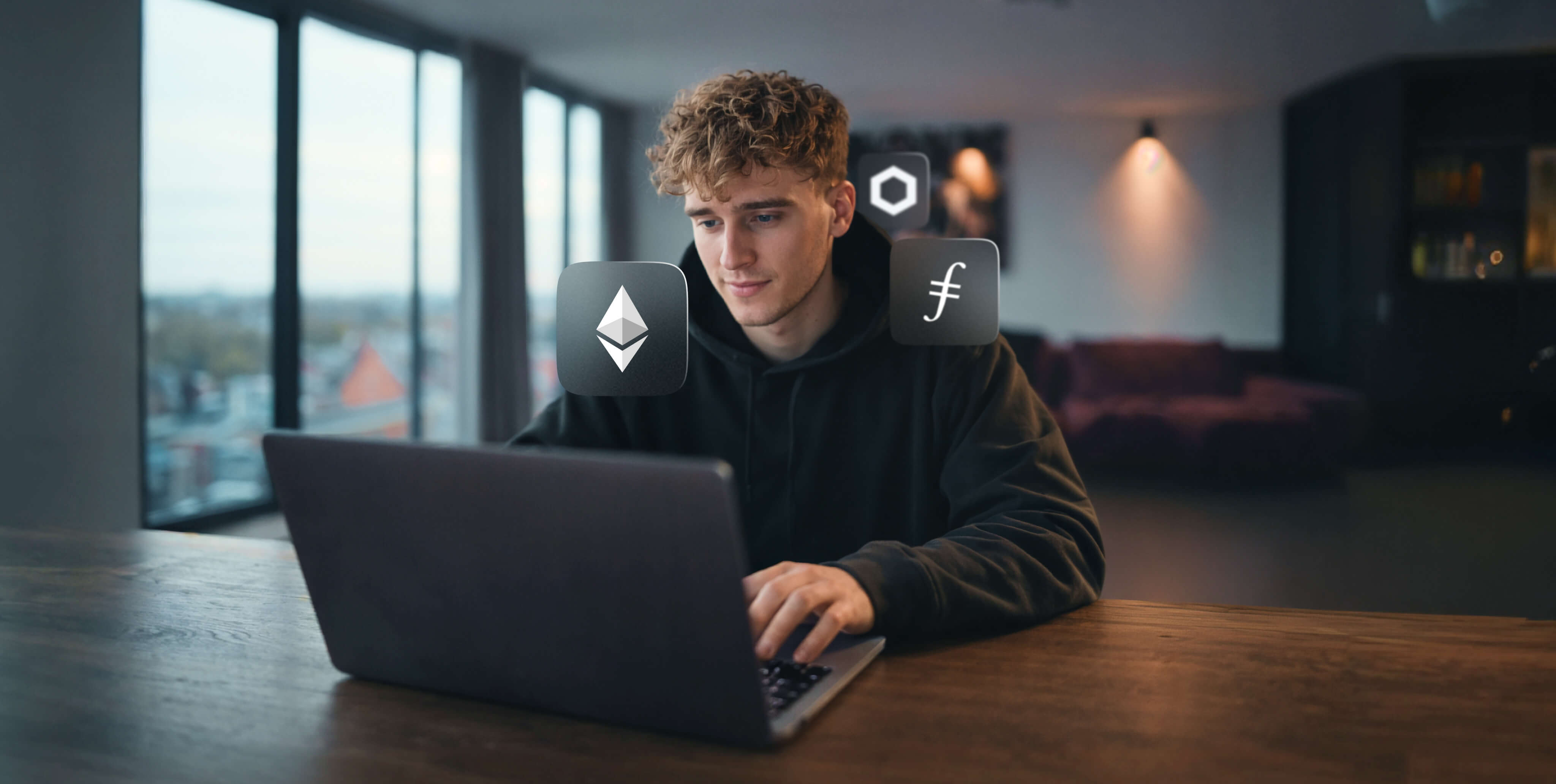 Egy fiatal fÃ©rfi laptopon kutatja a utility tokeneket, mikÃ¶zben Ethereum, Chainlink Ã©s Filecoin kriptovalutÃ¡kat Ã¡brÃ¡zolÃ³ lebegÅ ikonok lÃ¡thatÃ³k kÃ¶rÃ¼lÃ¶tte.