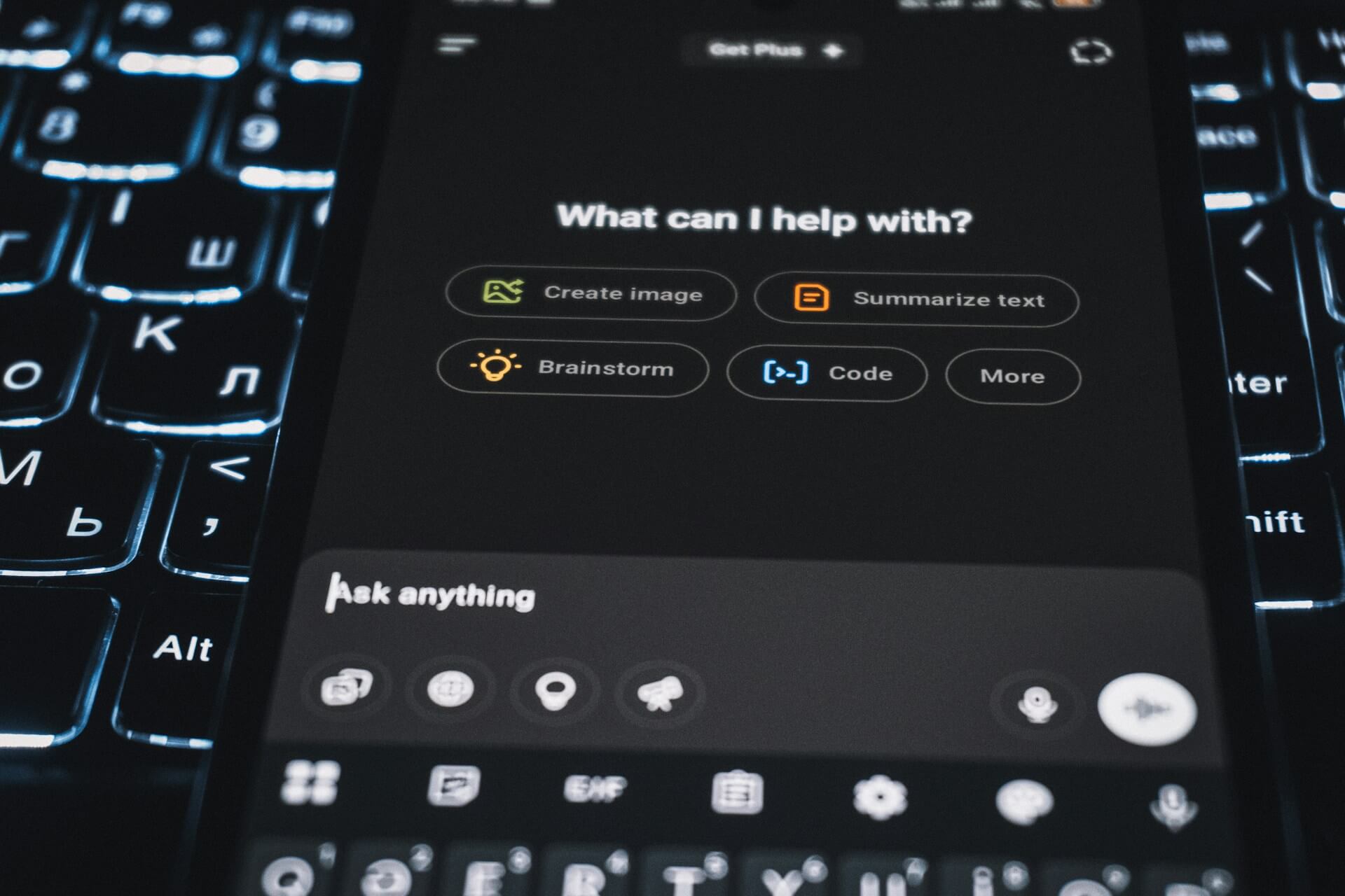 TelemÃ³vel aberto na app do Chatgpt em cima de teclado de laptop
