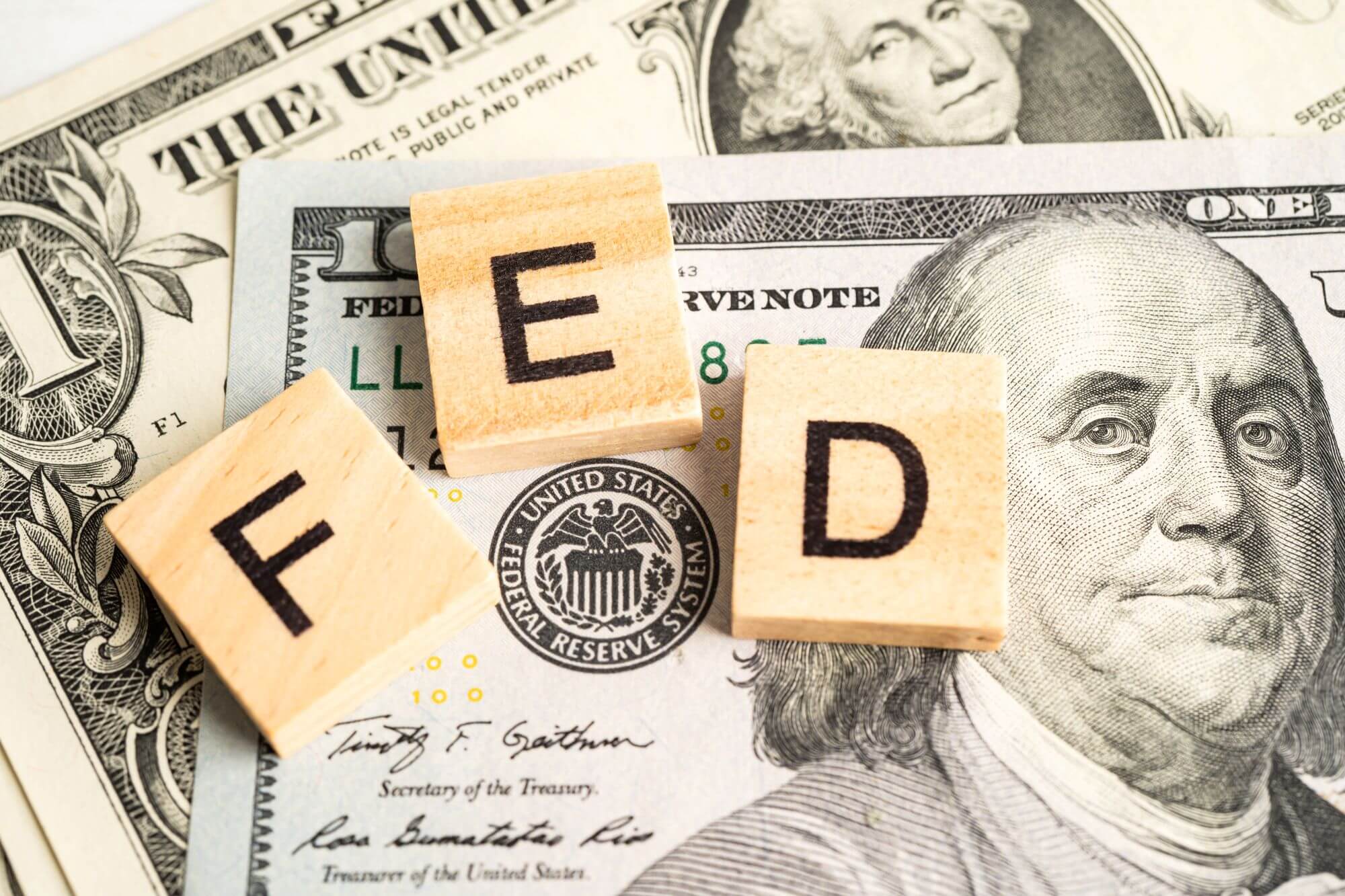 Imagen de fichas en las que se lee FED encima de unos billetes de dÃ³lar
