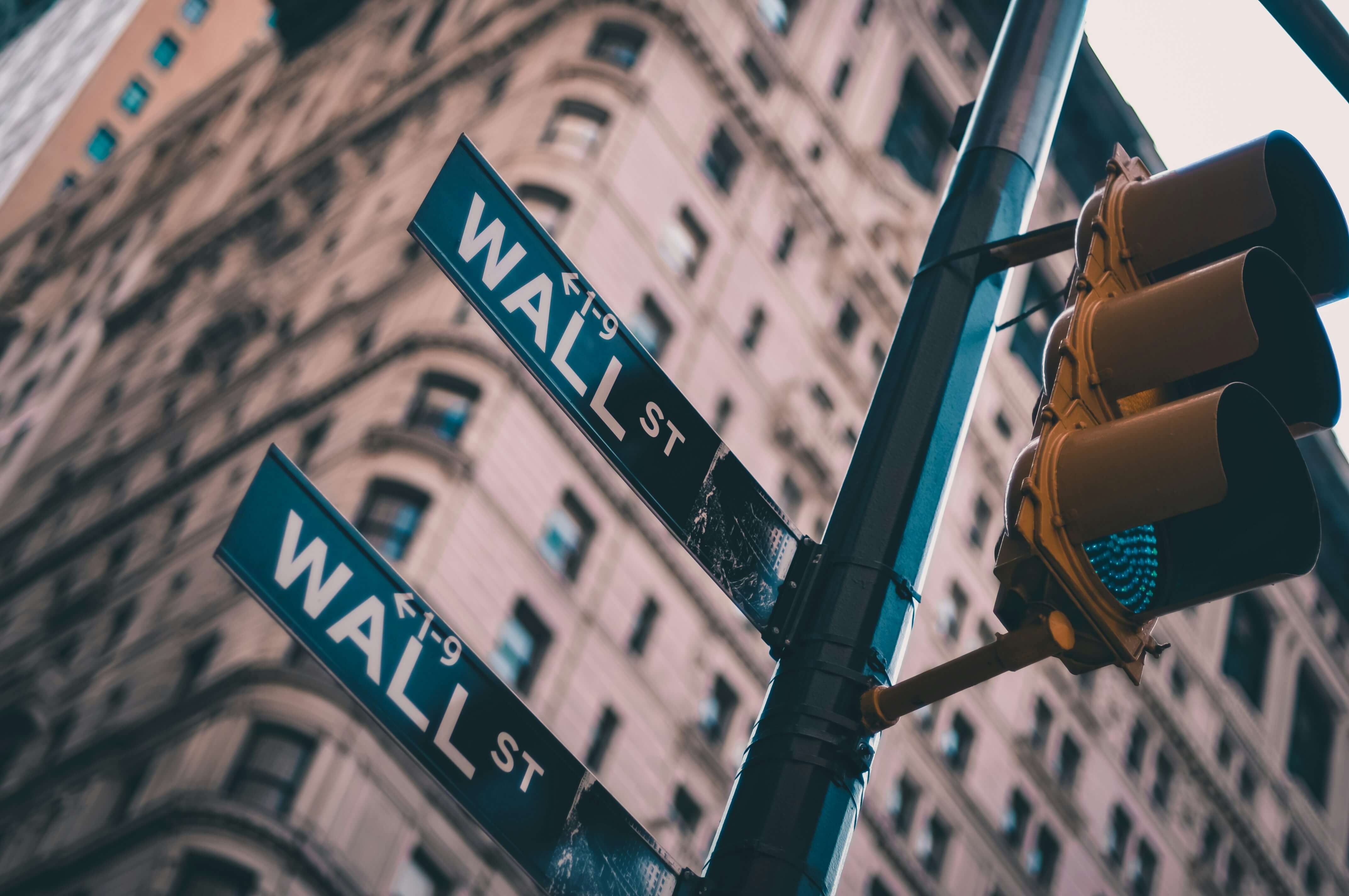 Imagen de una calle con un letrero en el que se lee Wall Street