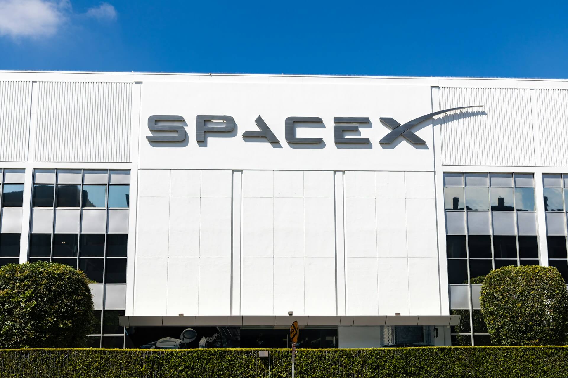 Fachada da SpaceX num dia ensolarado