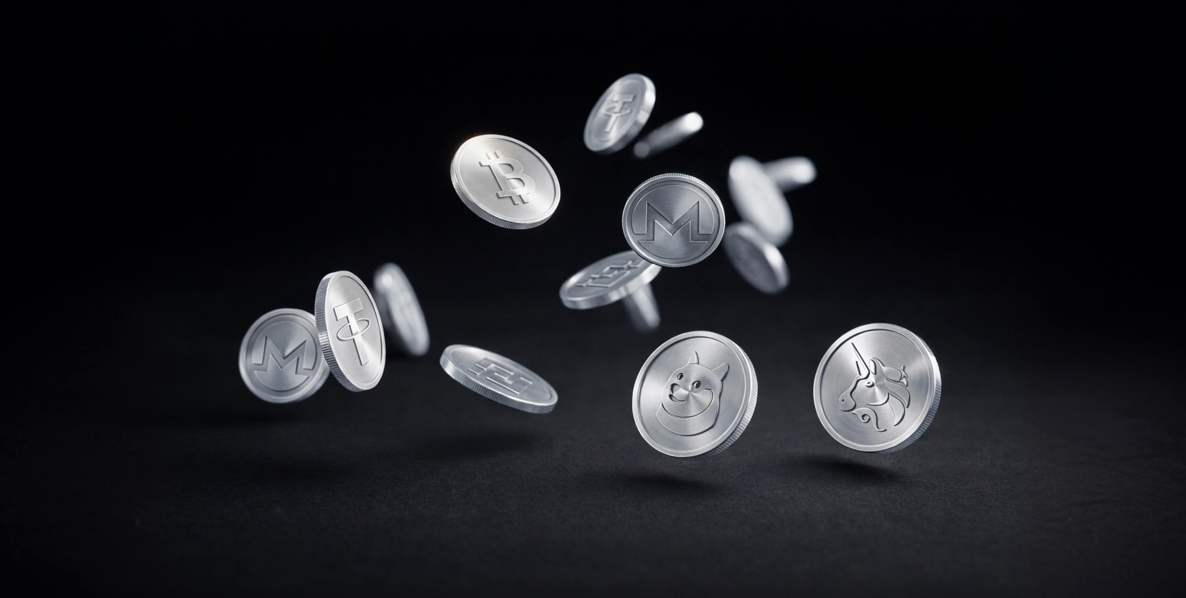 EzÃ¼stÃ¶s Ã¡rnyalatÃº kriptoÃ©rmÃ©k, kÃ¶ztÃ¼k Bitcoin, Monero Ã©s Dogecoin hullanak sÃ¶tÃ©t hÃ¡ttÃ©r elÅtt, a kriptovaluta piac sokszÃ­nÅ±sÃ©gÃ©t szemlÃ©ltetve.