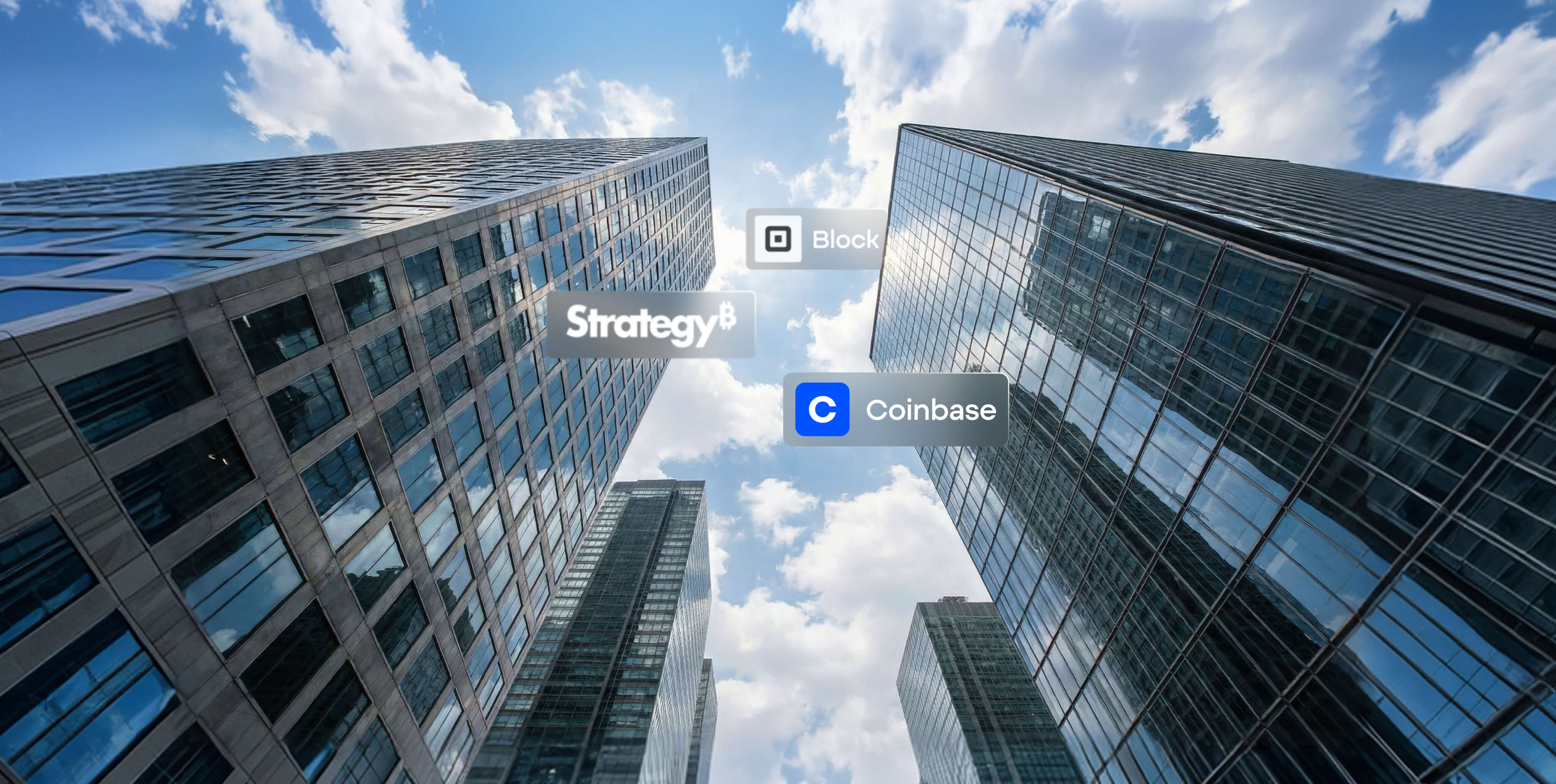 A kriptÃ³hoz kapcsolÃ³dÃ³ Strategy, Block Ã©s Coinbase vÃ¡llalatok logÃ³i modern pÃ©nzÃ¼gyi negyed felhÅkarcolÃ³i elÅtt, az intÃ©zmÃ©nyi digitÃ¡liseszkÃ¶z-piaci kitettsÃ©get szemlÃ©ltetve.