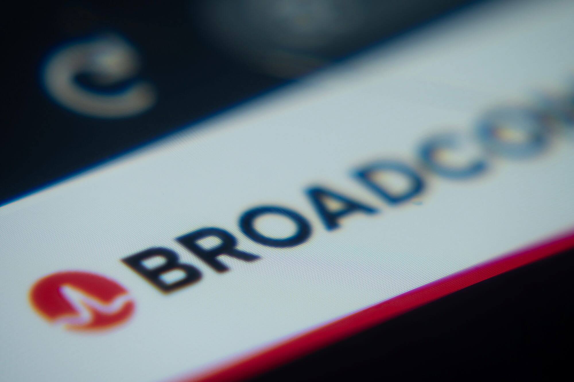 Imagen de una pantalla en la que se lee Broadcom