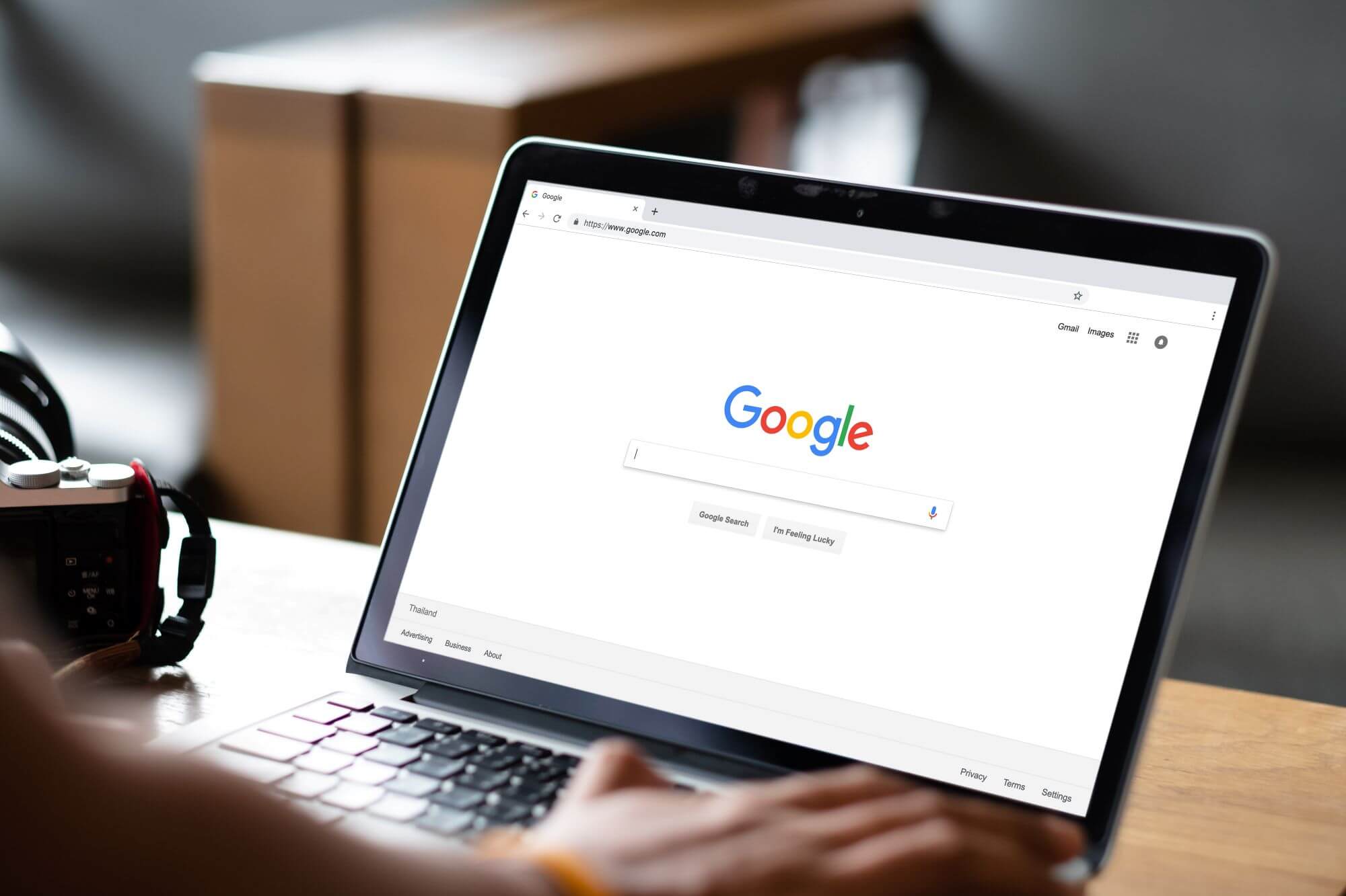 Imagen de un inversor frente a un ordenador con el logo de Google