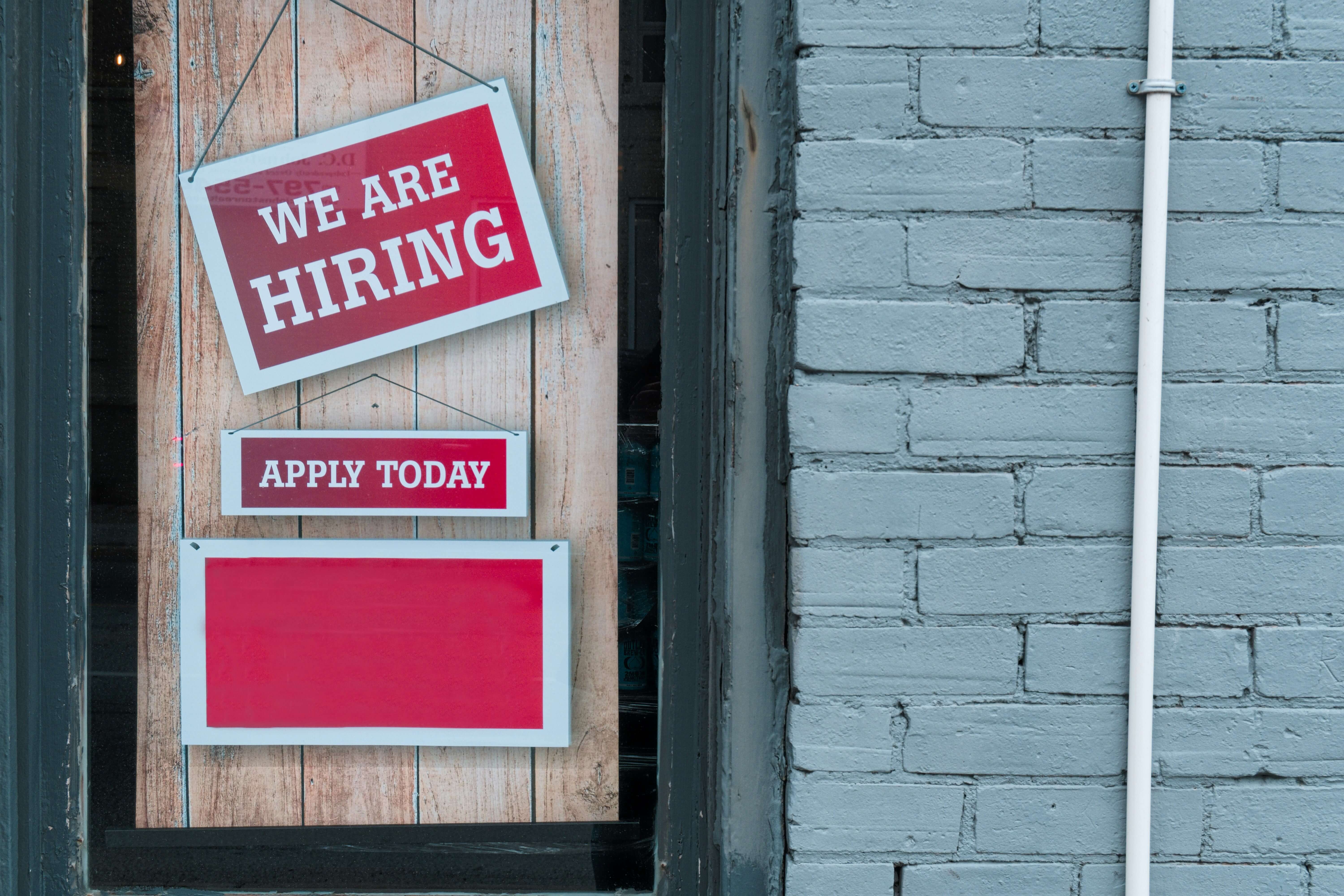 Imagen de un cartel en el que se lee we are hiring