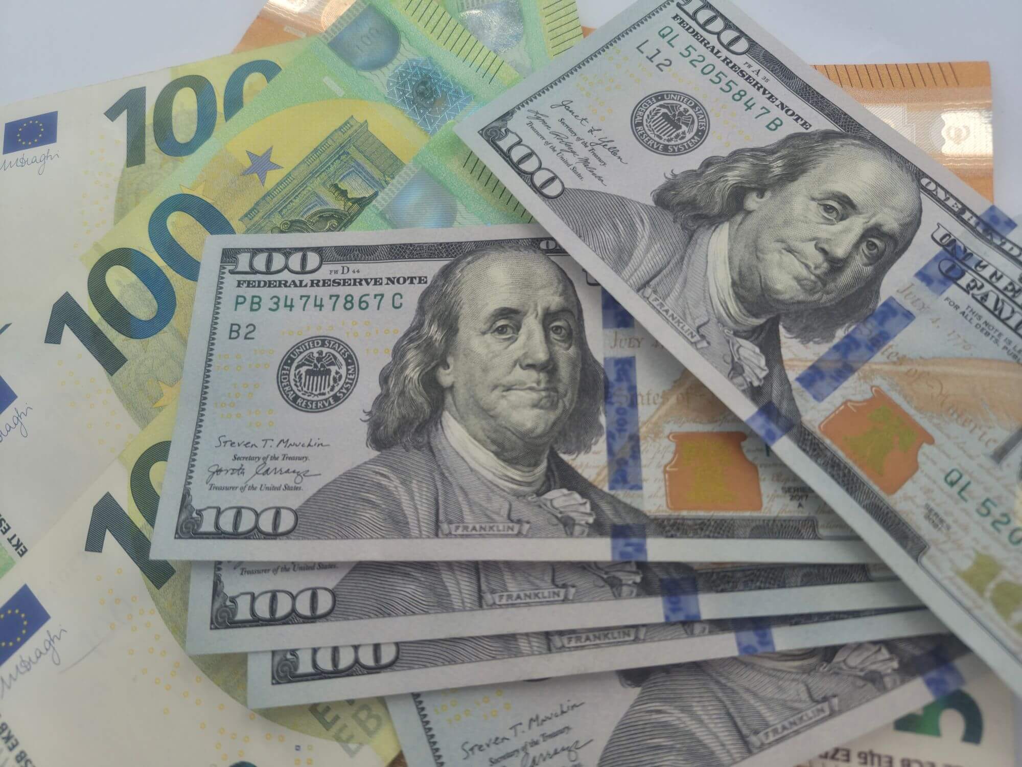 Imagen de billetes de euro y dÃ³lar