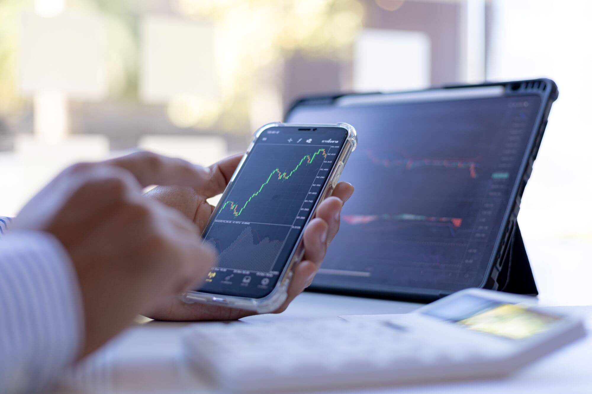 Imagen de un inversor con un telÃ©fono mÃ³vil en un artÃ­culo sobre quÃ© es el drawdown