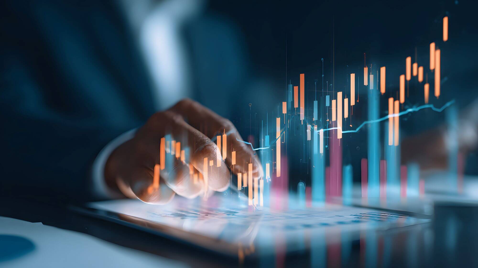 Imagen de un inversor frente a un grÃ¡fico bursÃ¡til en un artÃ­culo sobre quÃ© es el drawdown