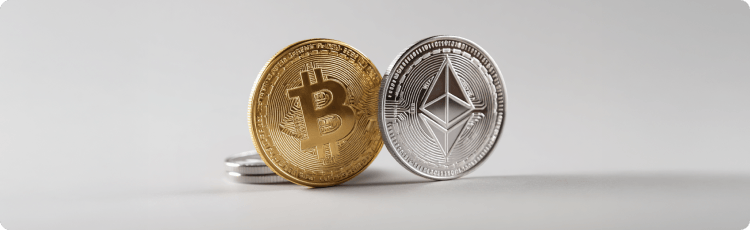 Monede fizice Bitcoin Èi Ethereum aÈezate unul lÃ¢ngÄ altul, ilustrÃ¢nd criptomonedele populare utilizate Ã®n investiÈiile Ã®n criptomonede Èi Ã®n produsele tranzacÈionate la bursÄ.
