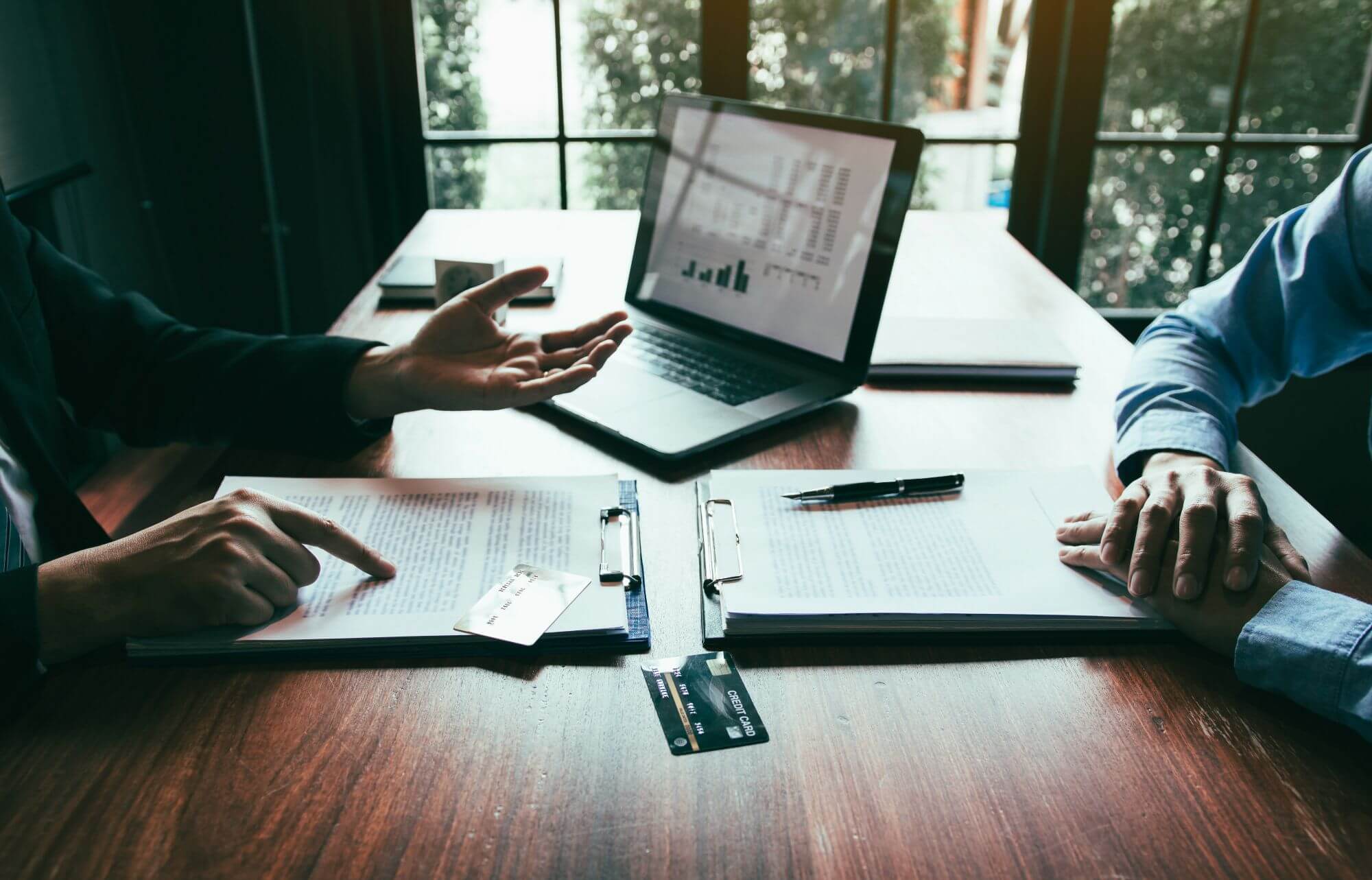 Imagen de un grupo de empresarios en un artÃculo sobre qué es el historial crediticio