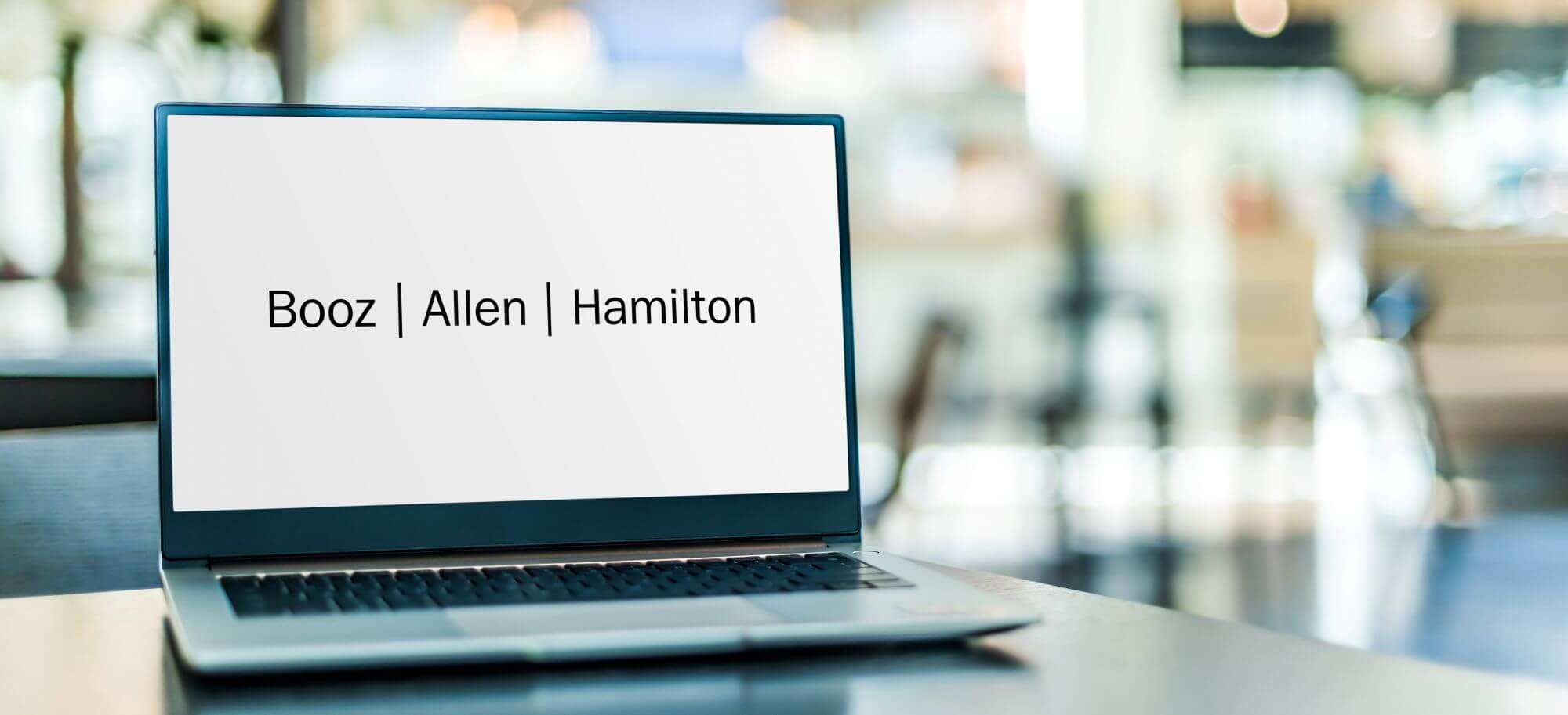 Imagen de un ordenador en el que se lee Booz Allen Hamilton