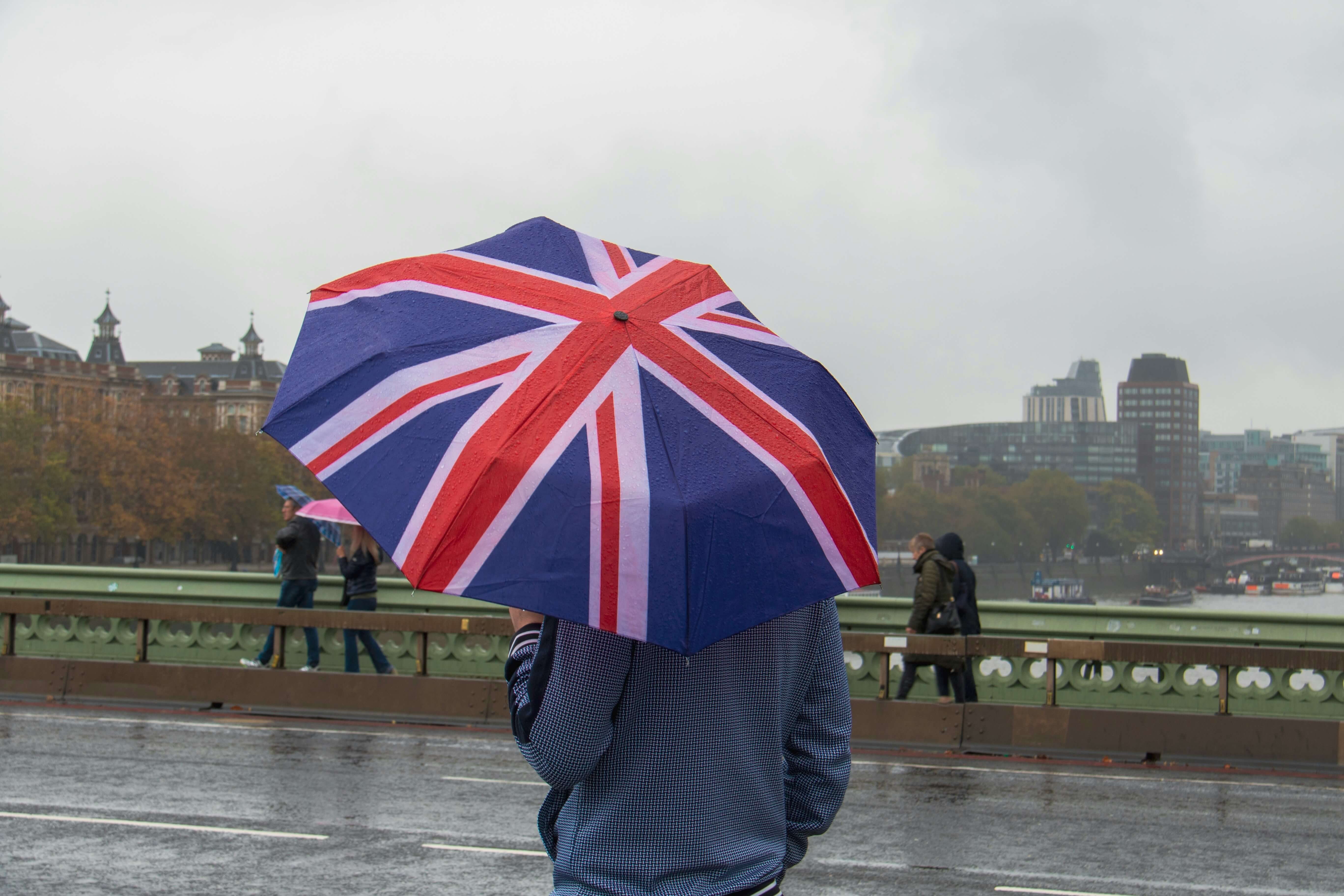 Imagen de una persona con un paraguas con la bandera de Reino Unido