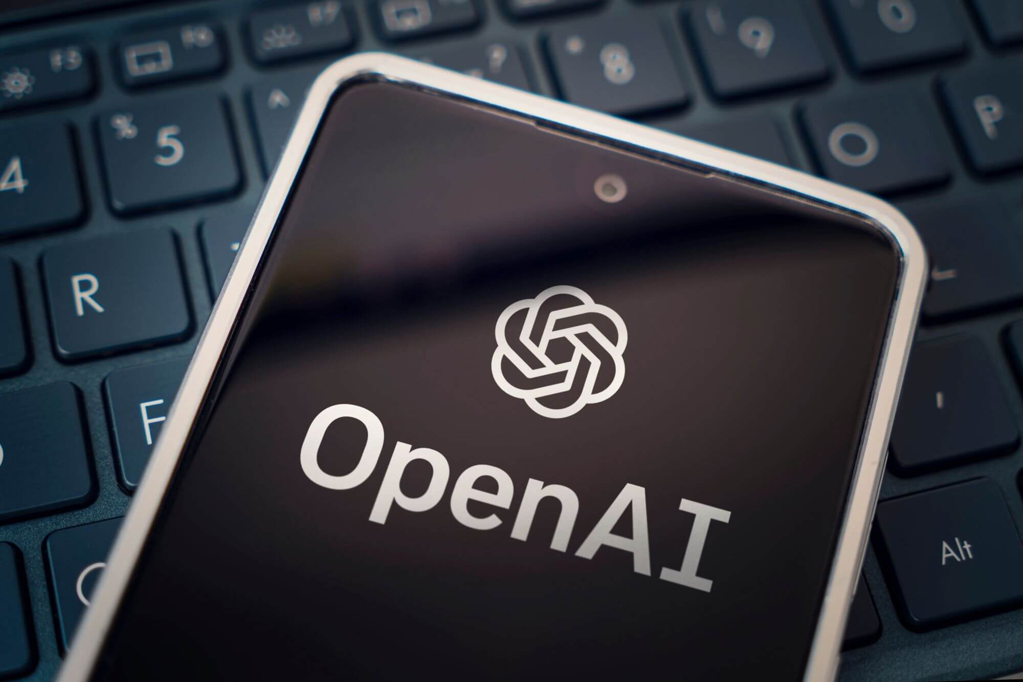 Imagen de un mÃ³vil en el que se lee OpenAi