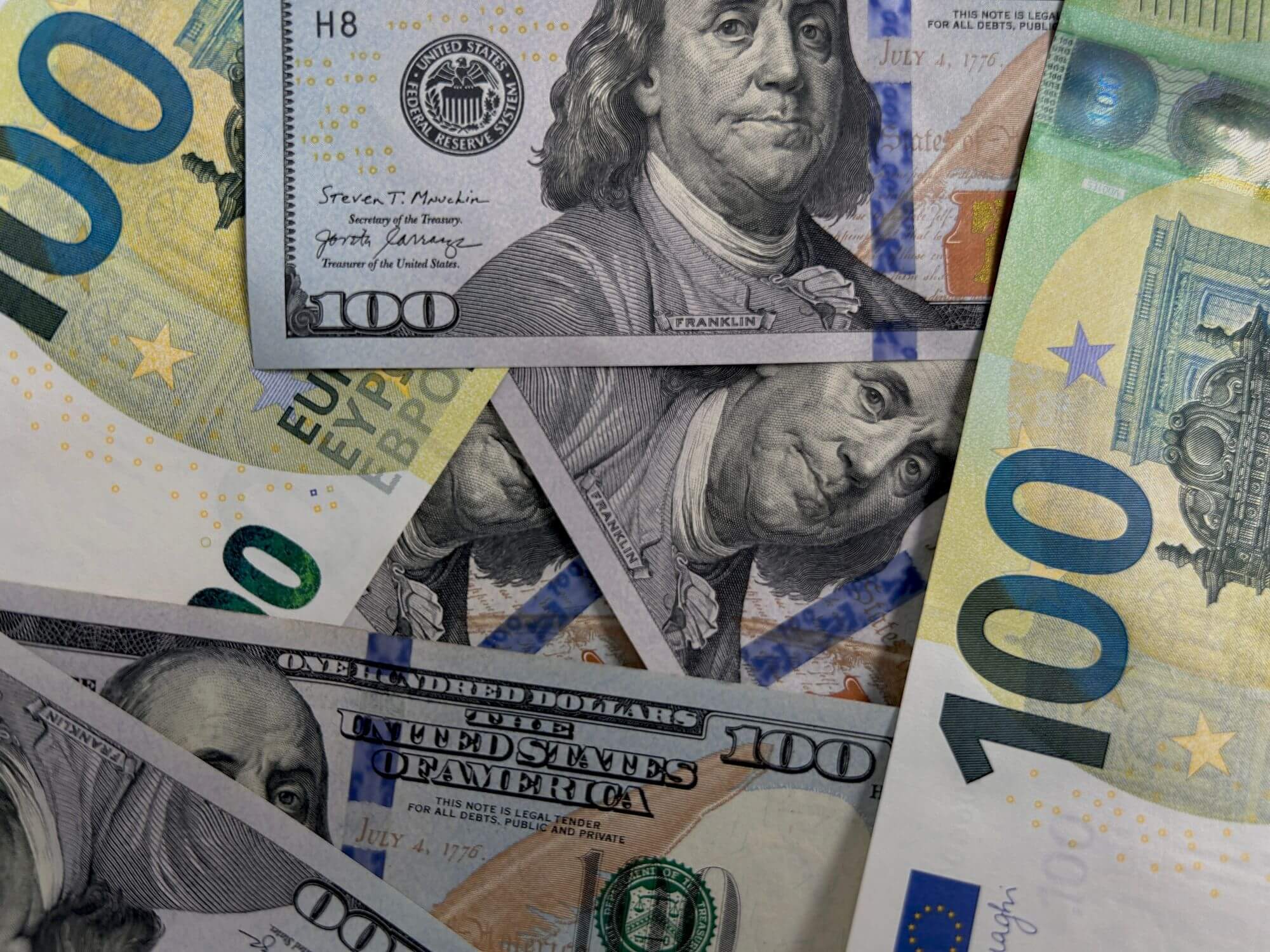 Imagen de billetes de euro y dÃ³lar