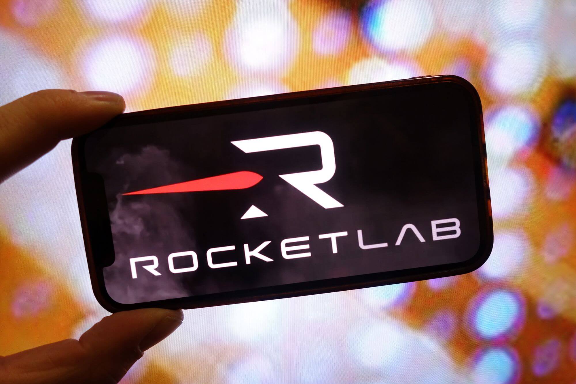 Imagen de un móvil con el logo de Rocket Lab