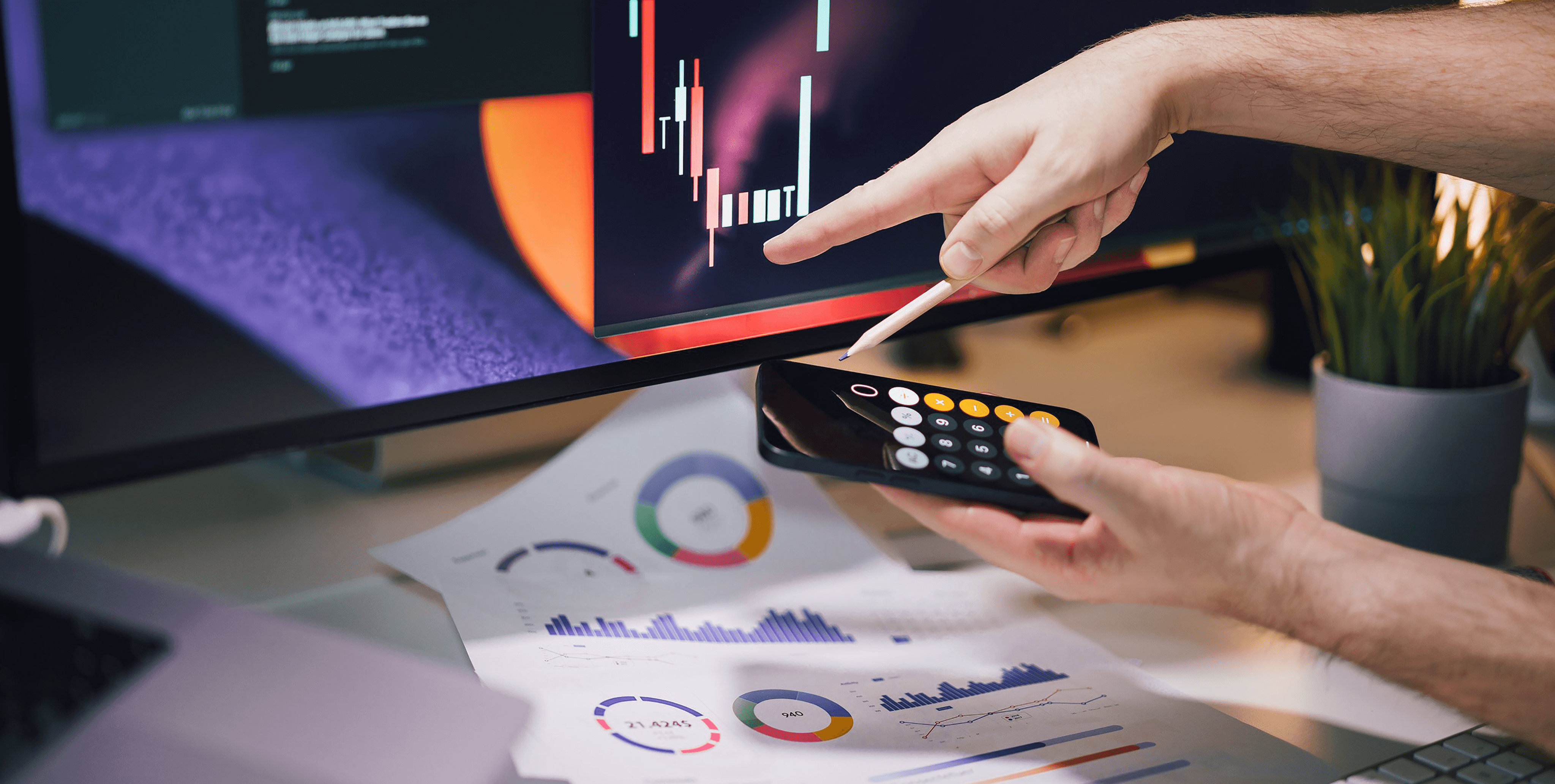Homem com calculadora na mÃ£o a analisar grÃ¡ficos de investimento no ecrÃ£ no computador