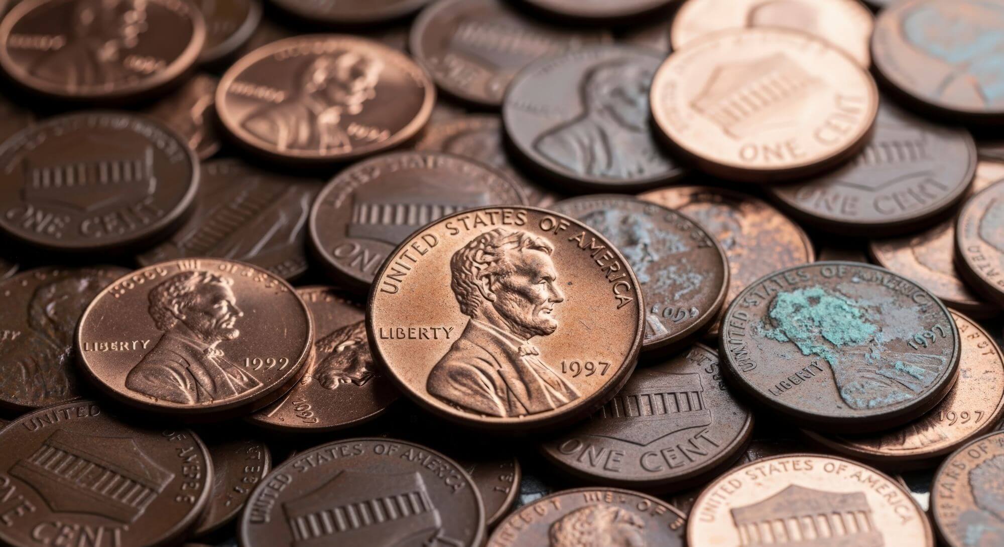 Imagen de monedas de cobre en un artículo sobre cómo invertir en cobre