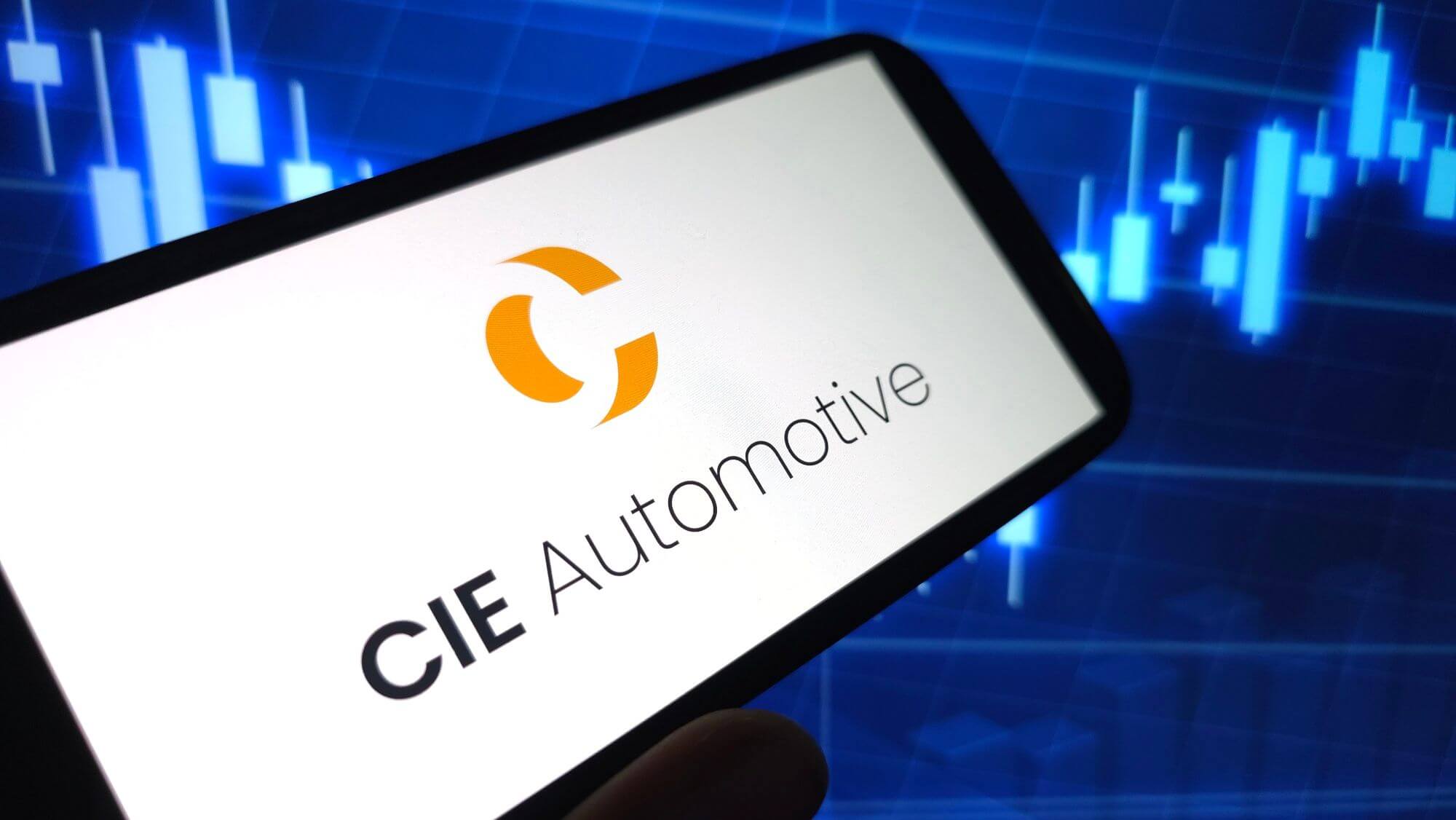 Imagen de un móvil en el que se lee CIE Automotive