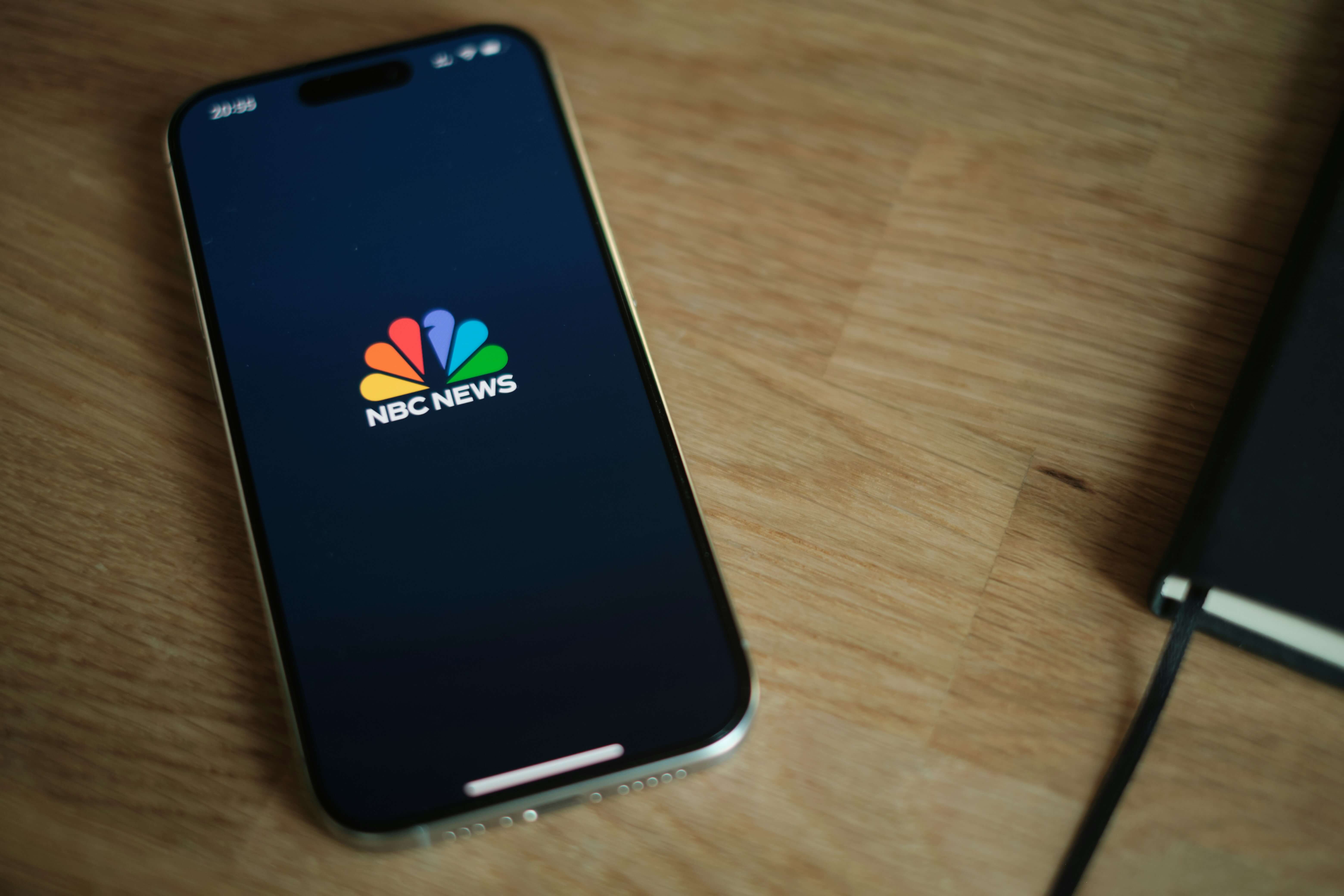 Imagen de un móvil en el que se ve el logo de la NBC