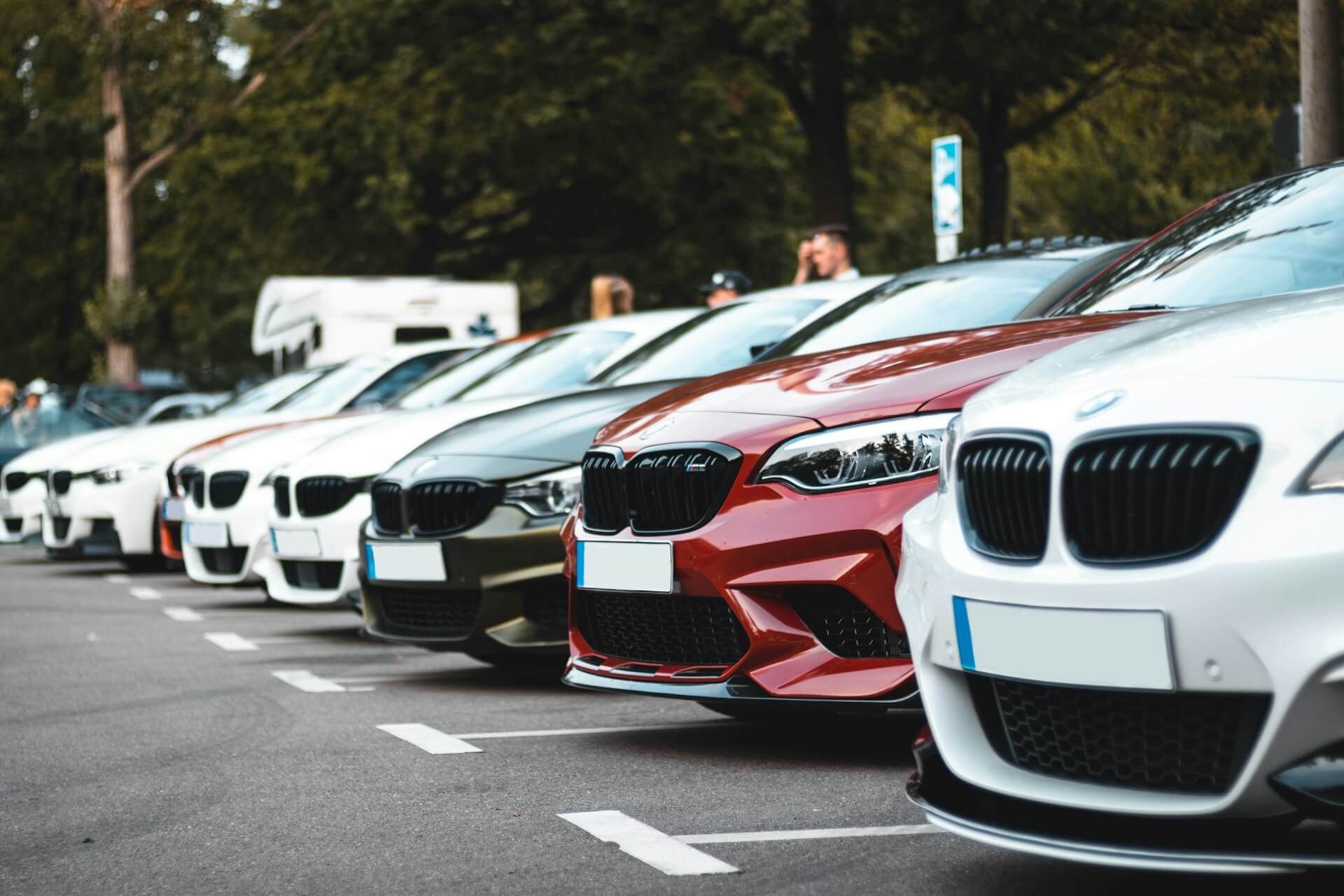 Carros enfileirados em estacionamento