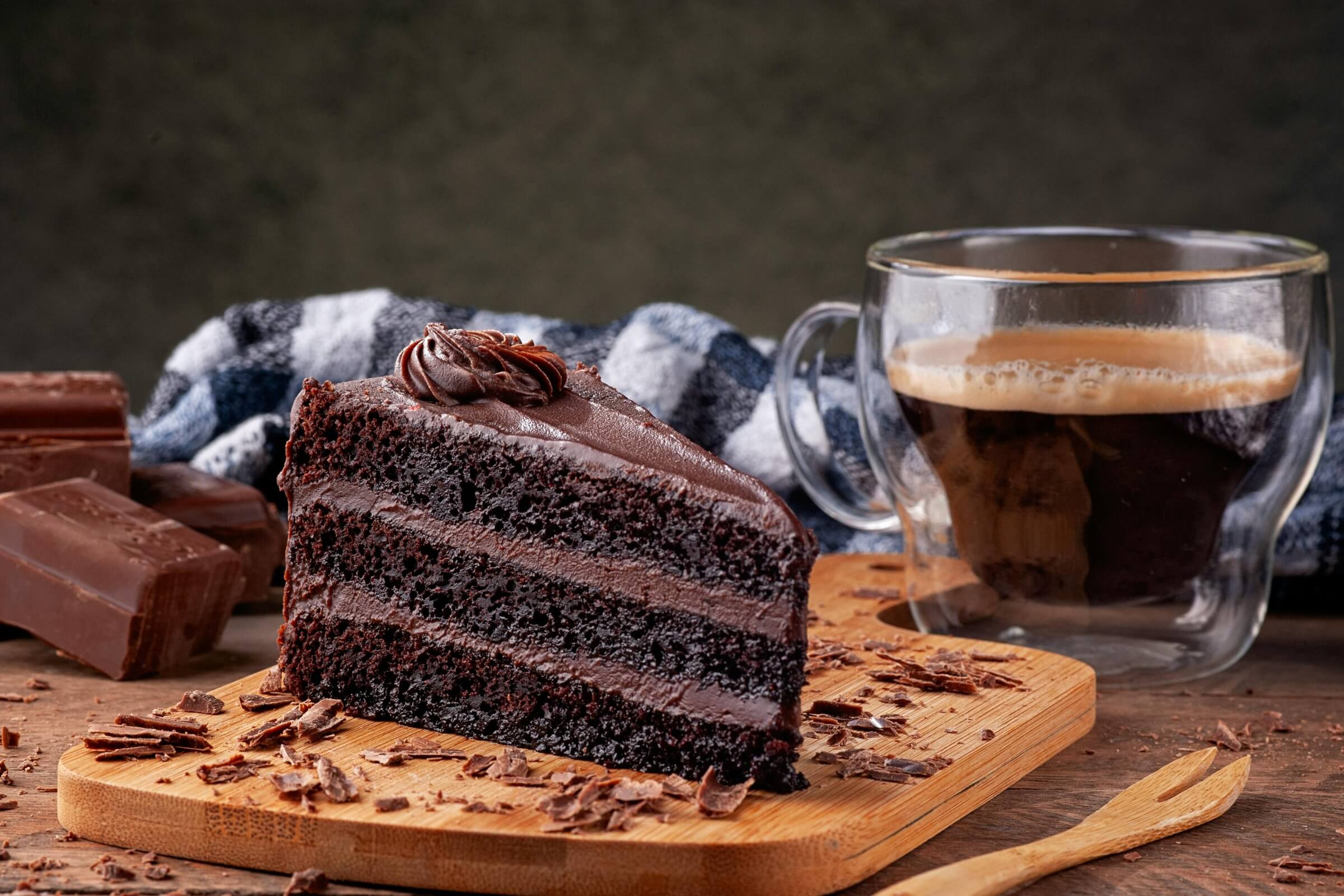 Bolo de chocolate e chávena de café