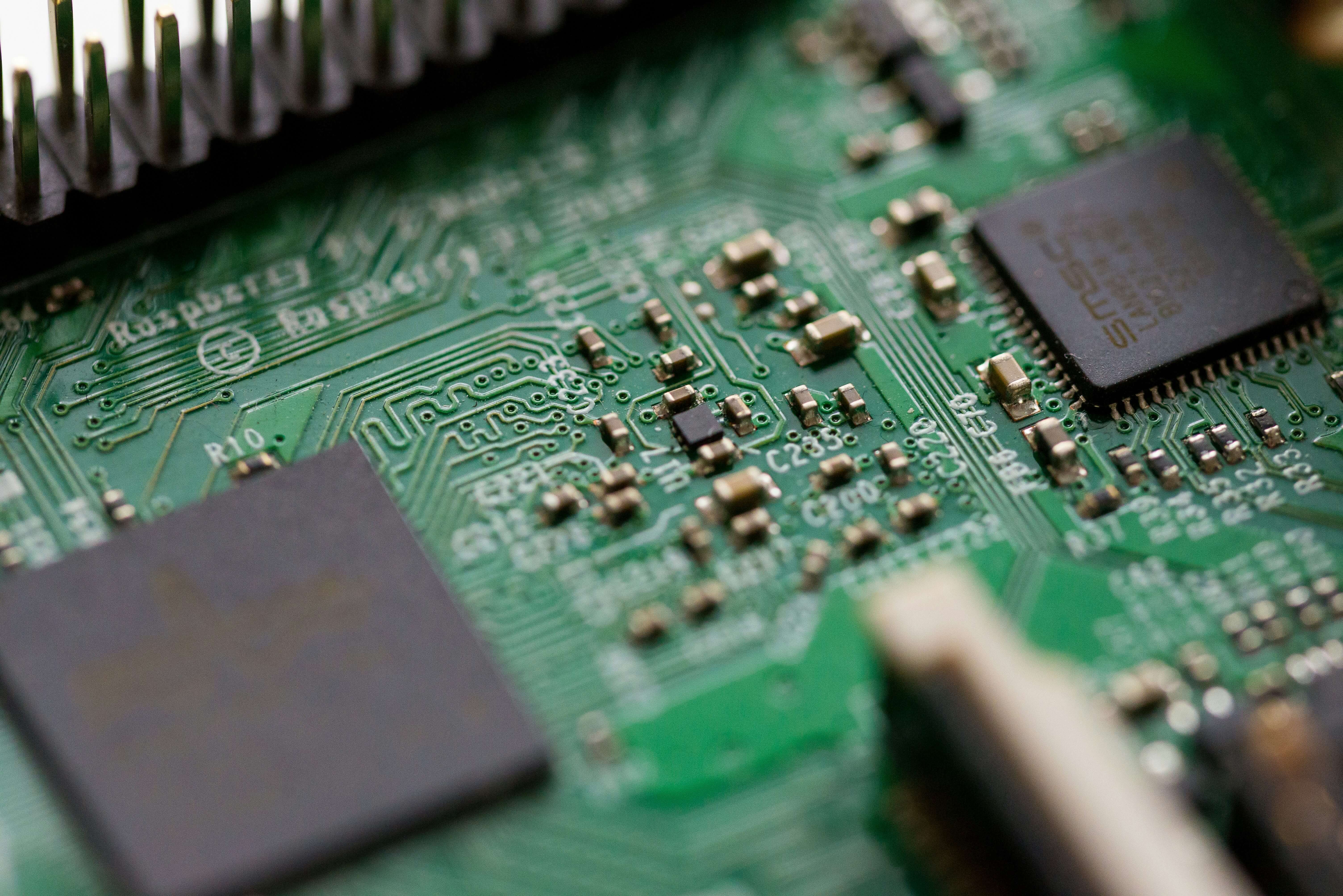 Imagen de un chip en un artículo sobre las acciones de SK Hynix