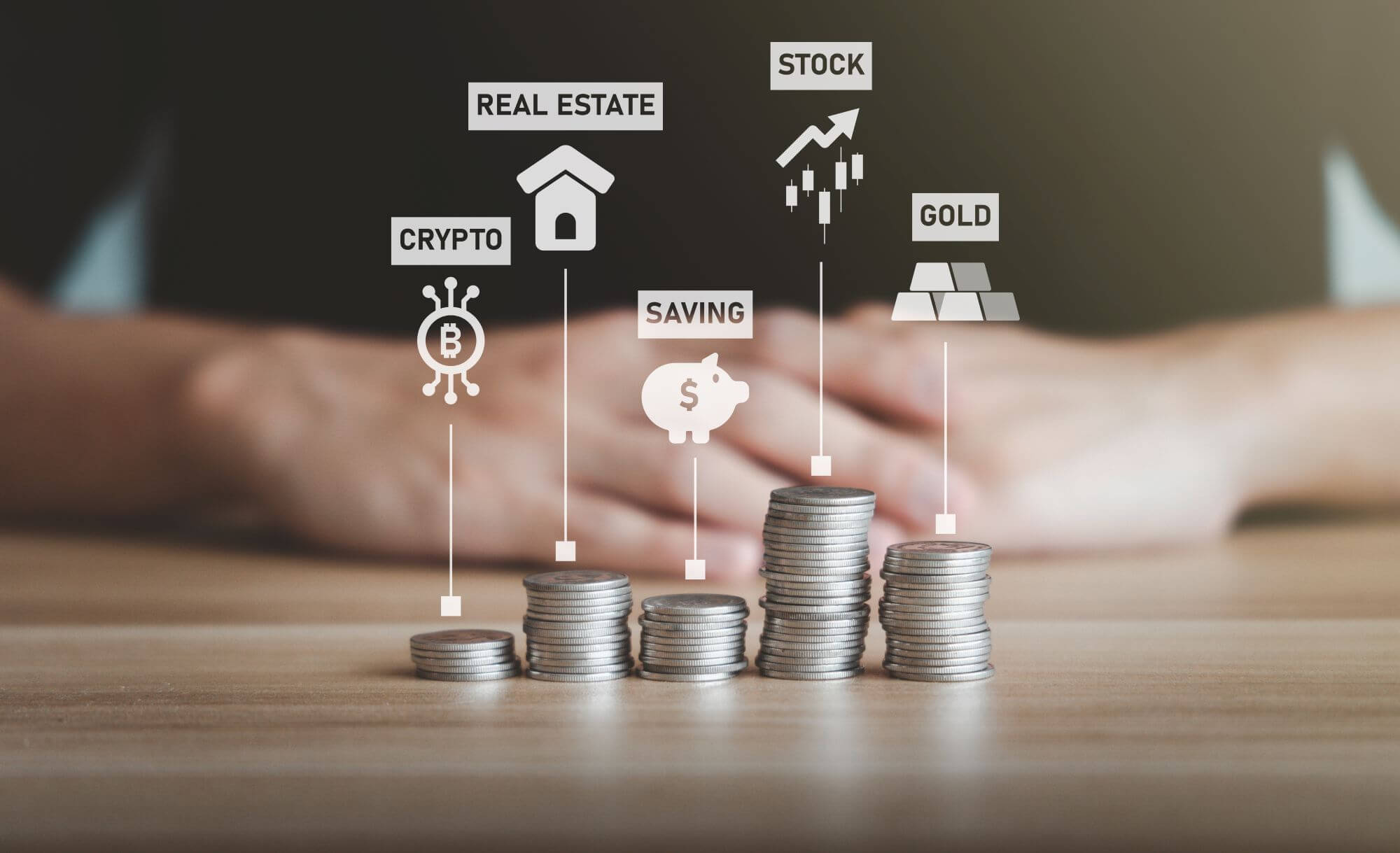 Imagen de una persona frente a varios montículos de monedas en las que se leen los nombres de distintos tipos de instrumentos en un artículo sobre qué son los activos financieros
