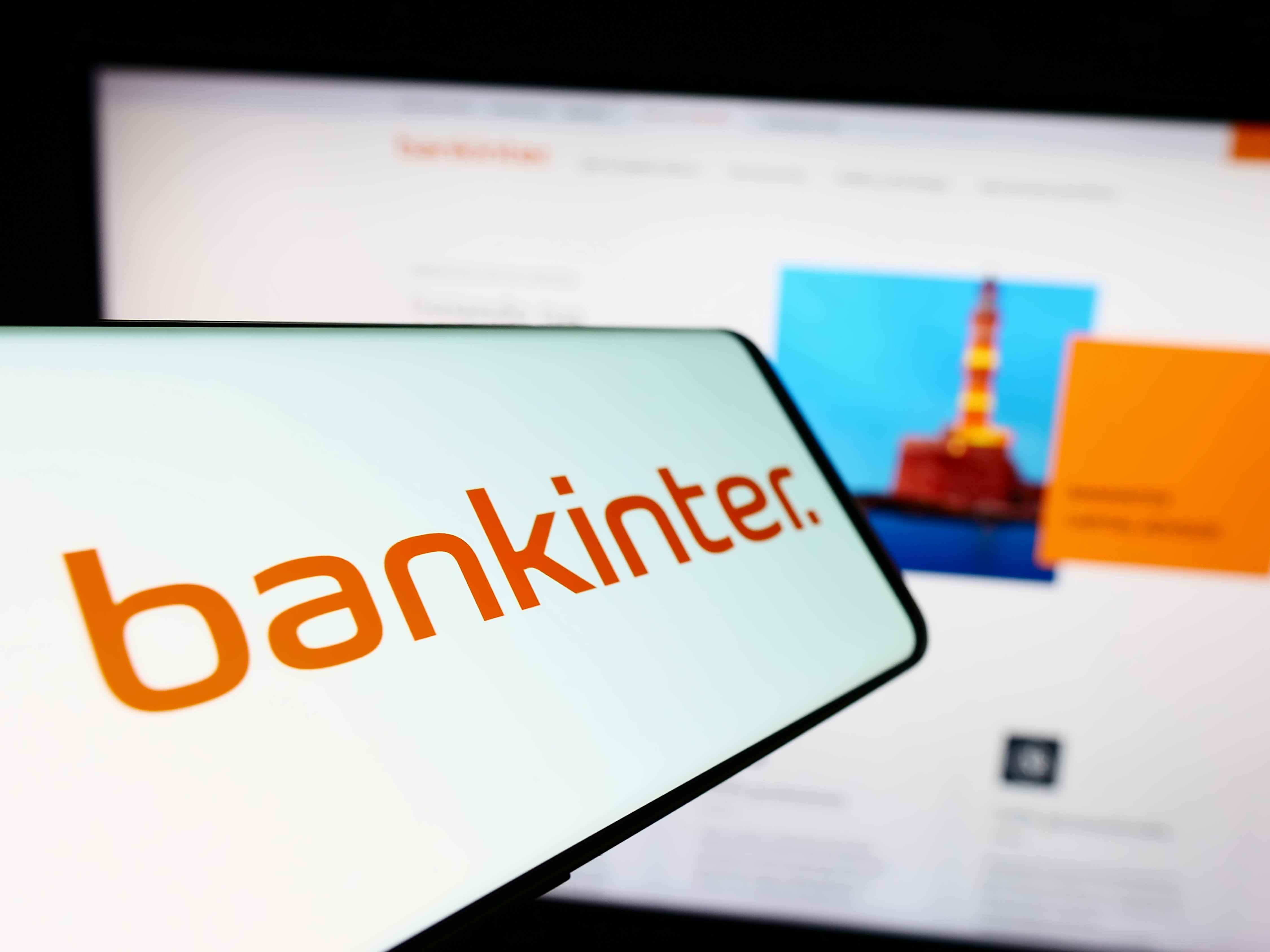 Imagen de un móvil con el logo de Bankinter