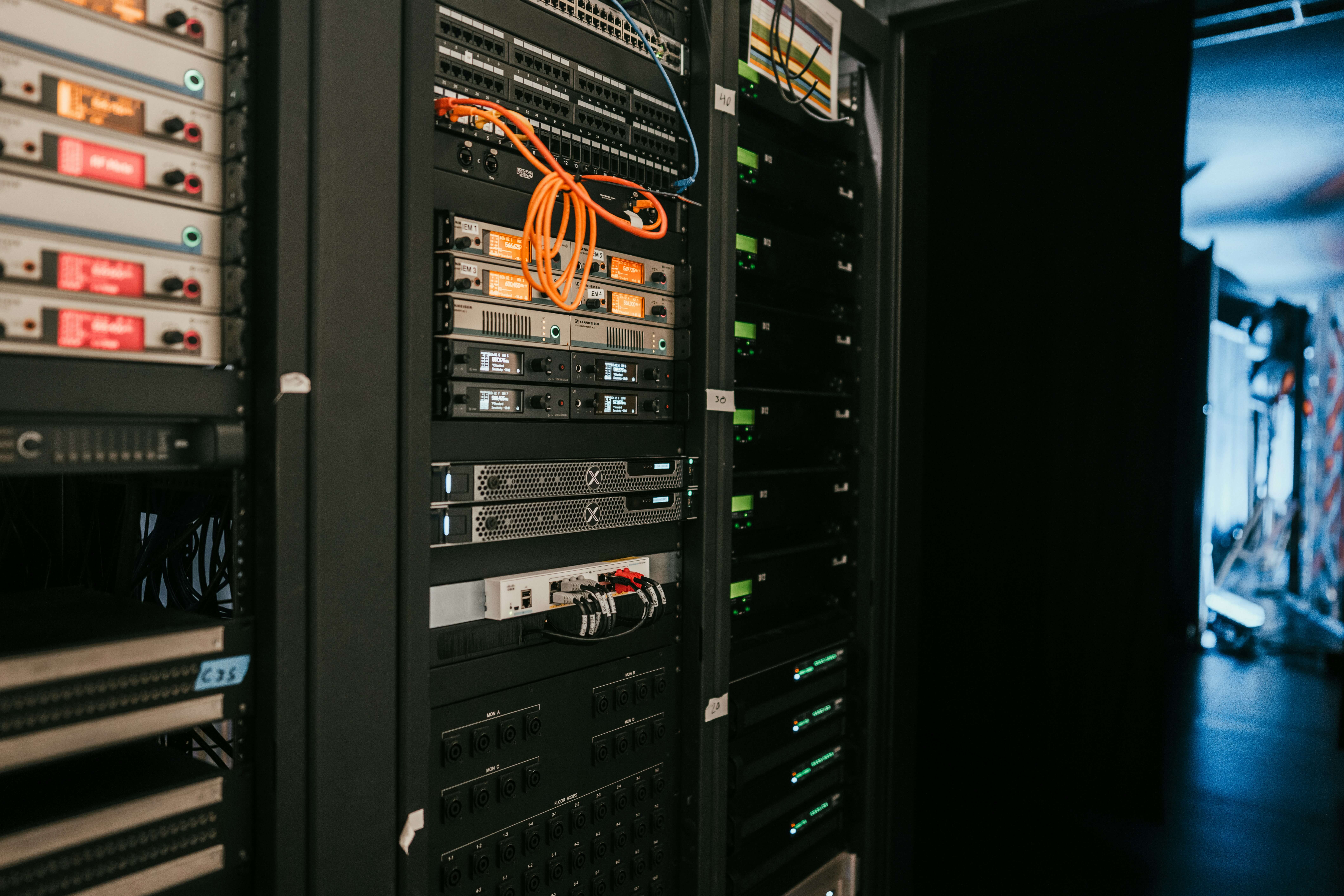 Imagen de un rack de equipos electrónicos