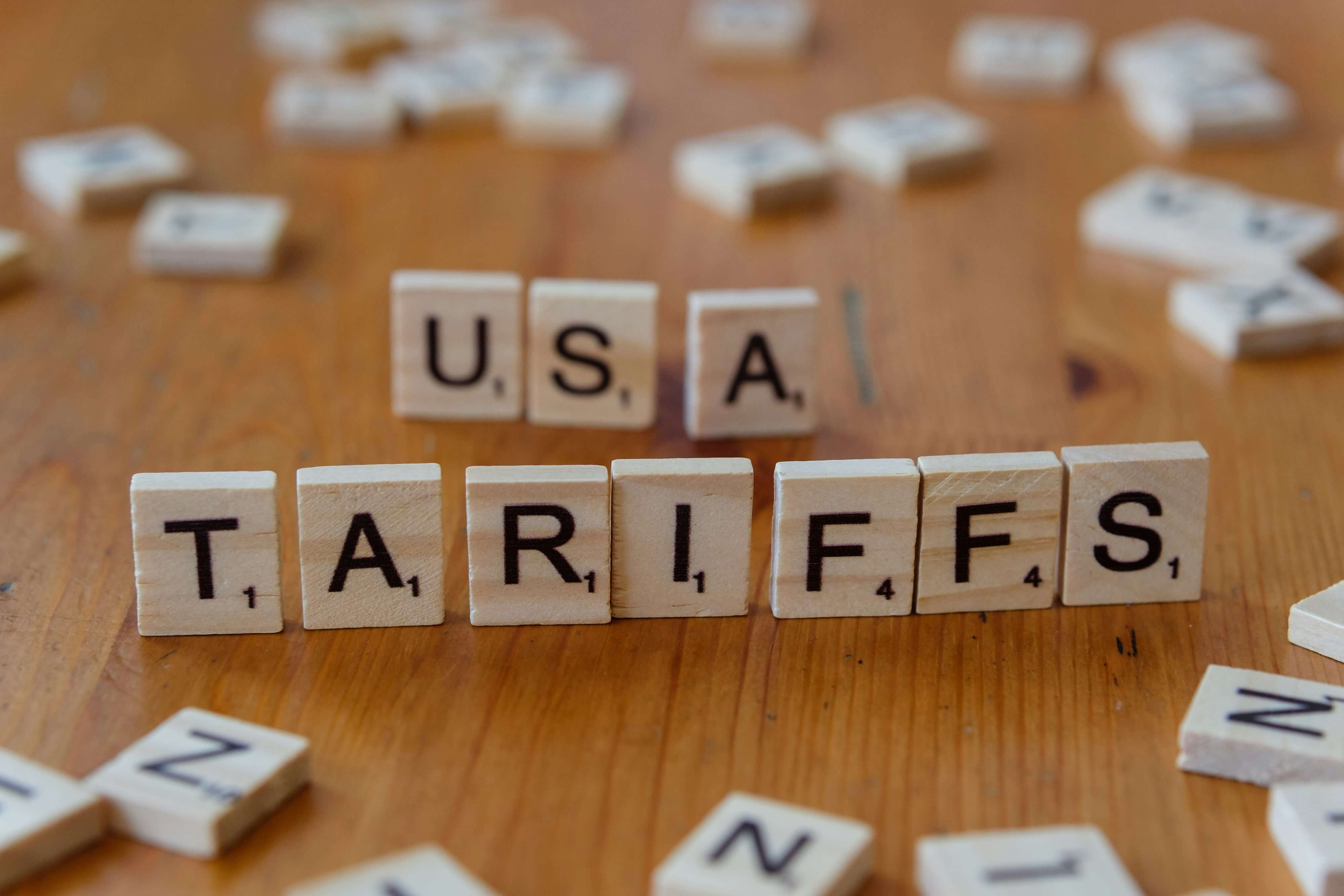 Fichas en las que se lee la palabra Tariffs