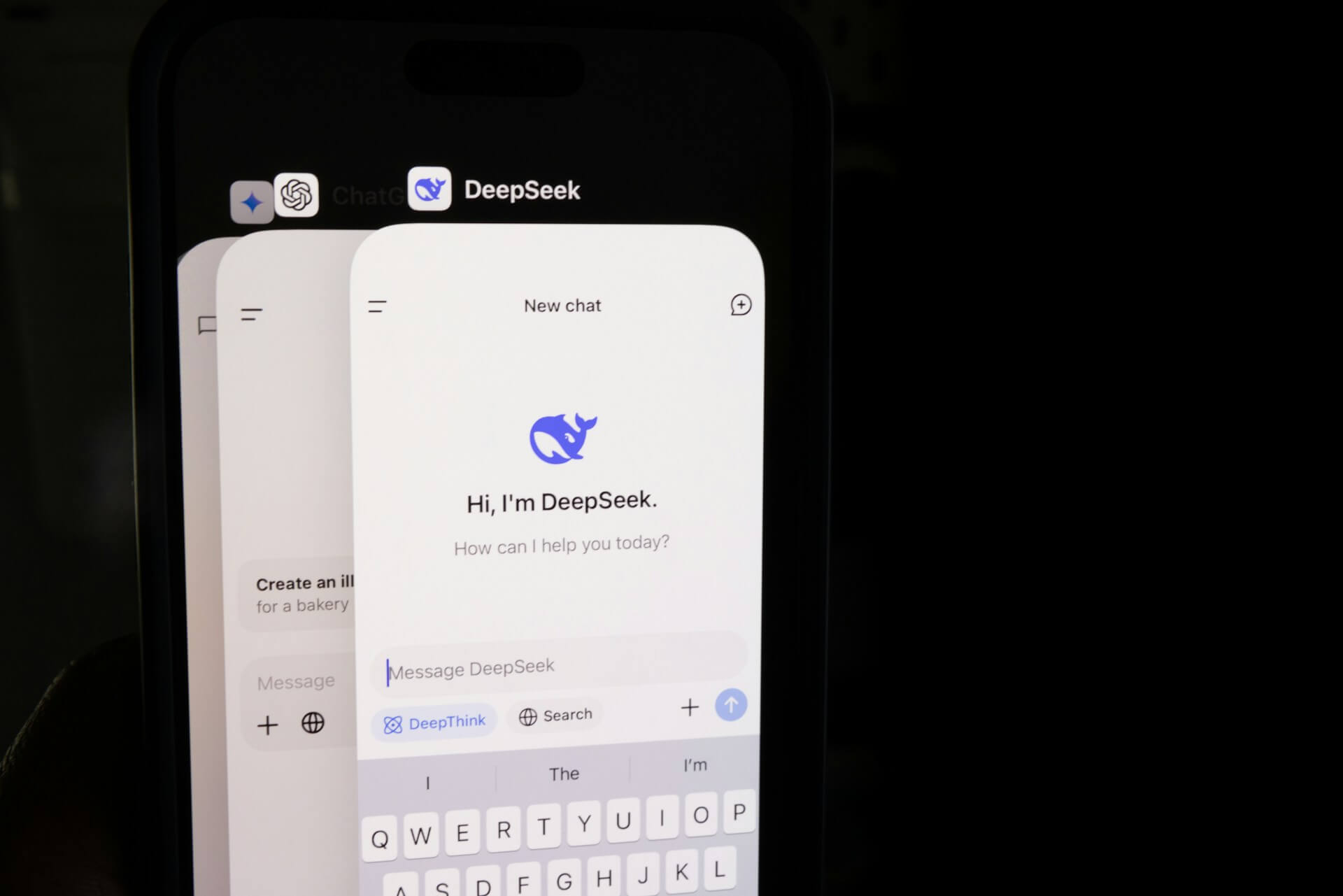 Três aplicações de inteligência artificial abertas num smartphone, incluindo o DeepSeek, sobre um fundo preto.