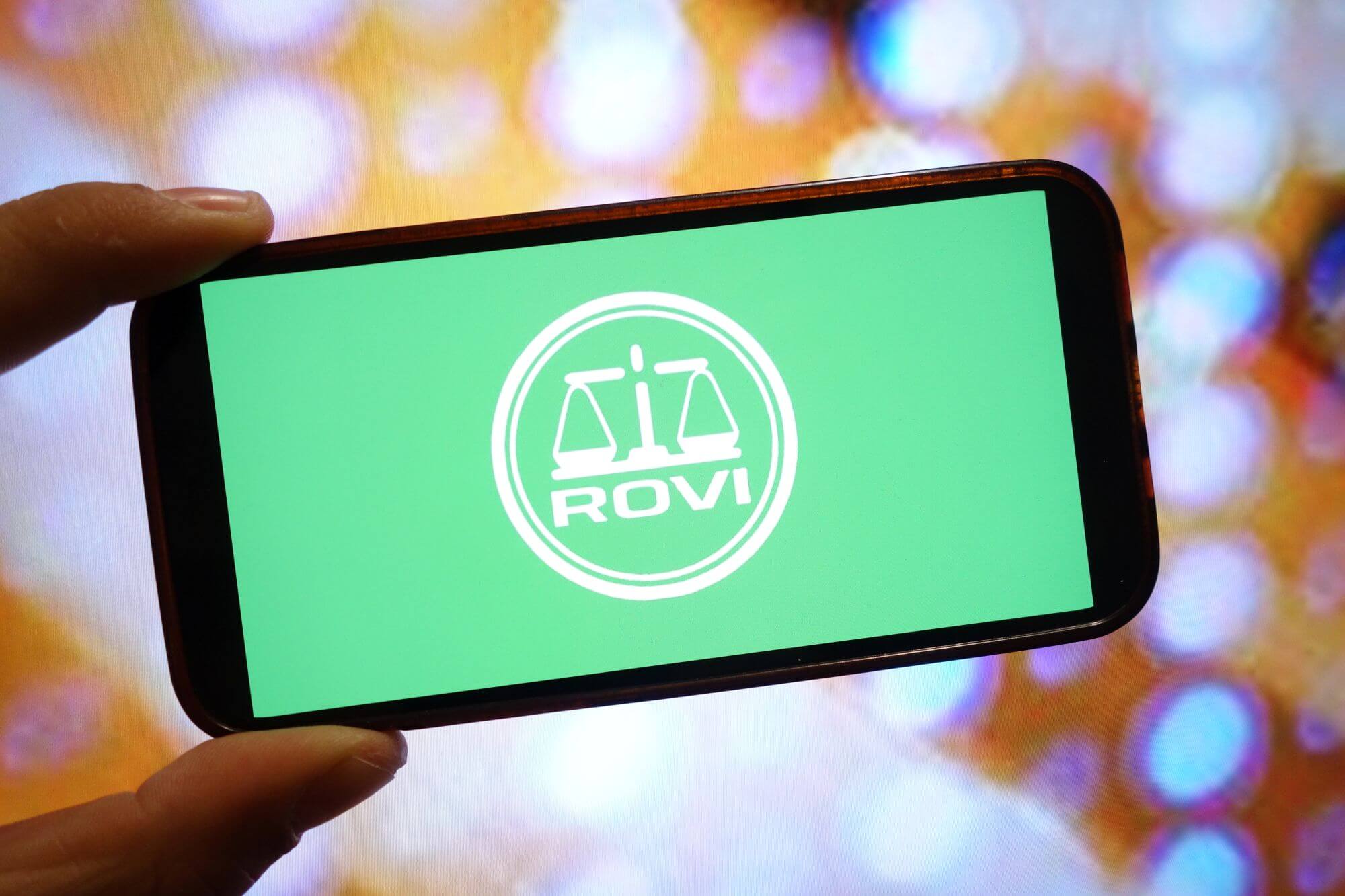 Imagen de un móvil con el logo de Rovi