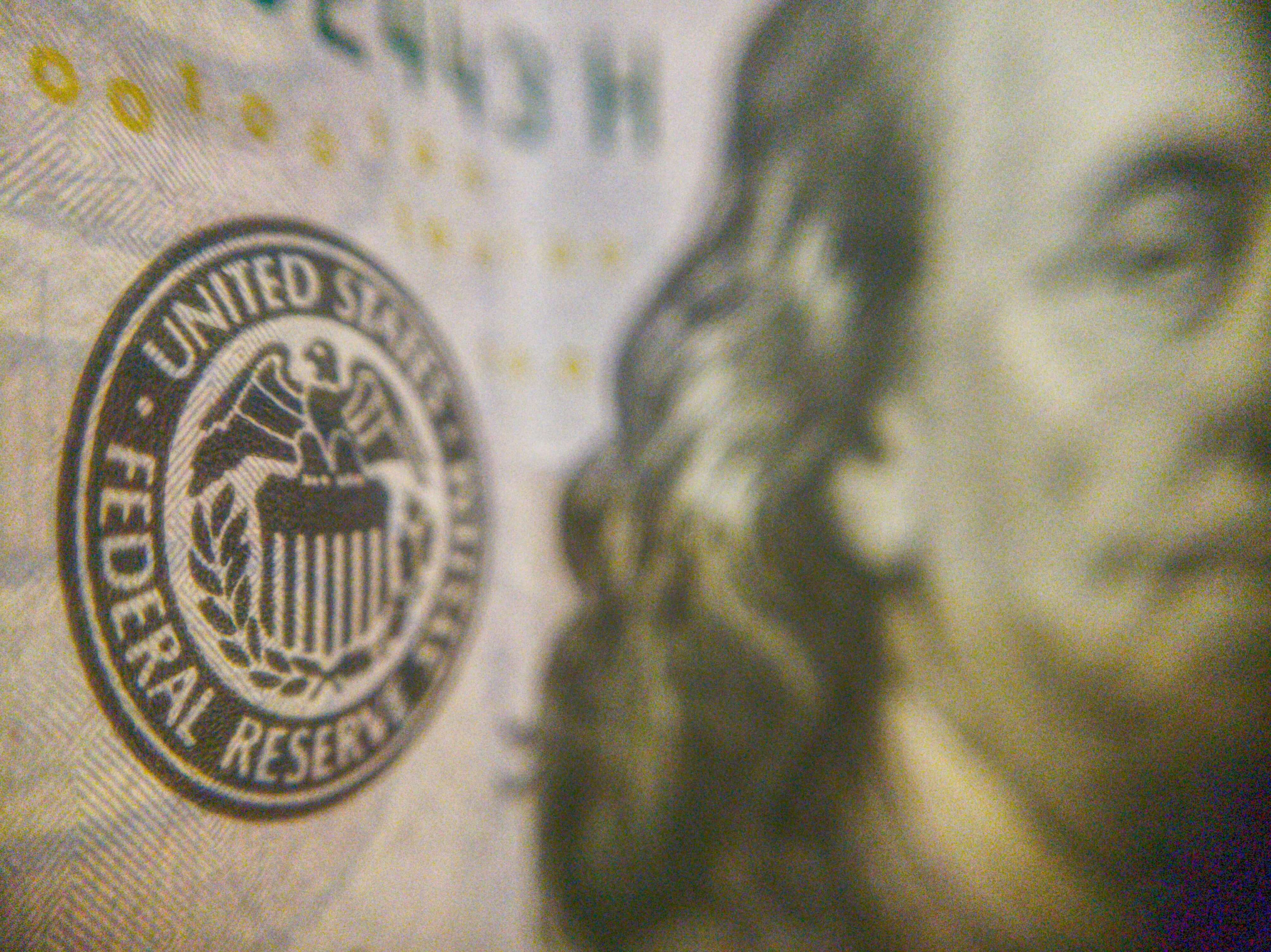 Imagen de un billete de dólar en un artículo sobre la reunión de la Reserva Federal