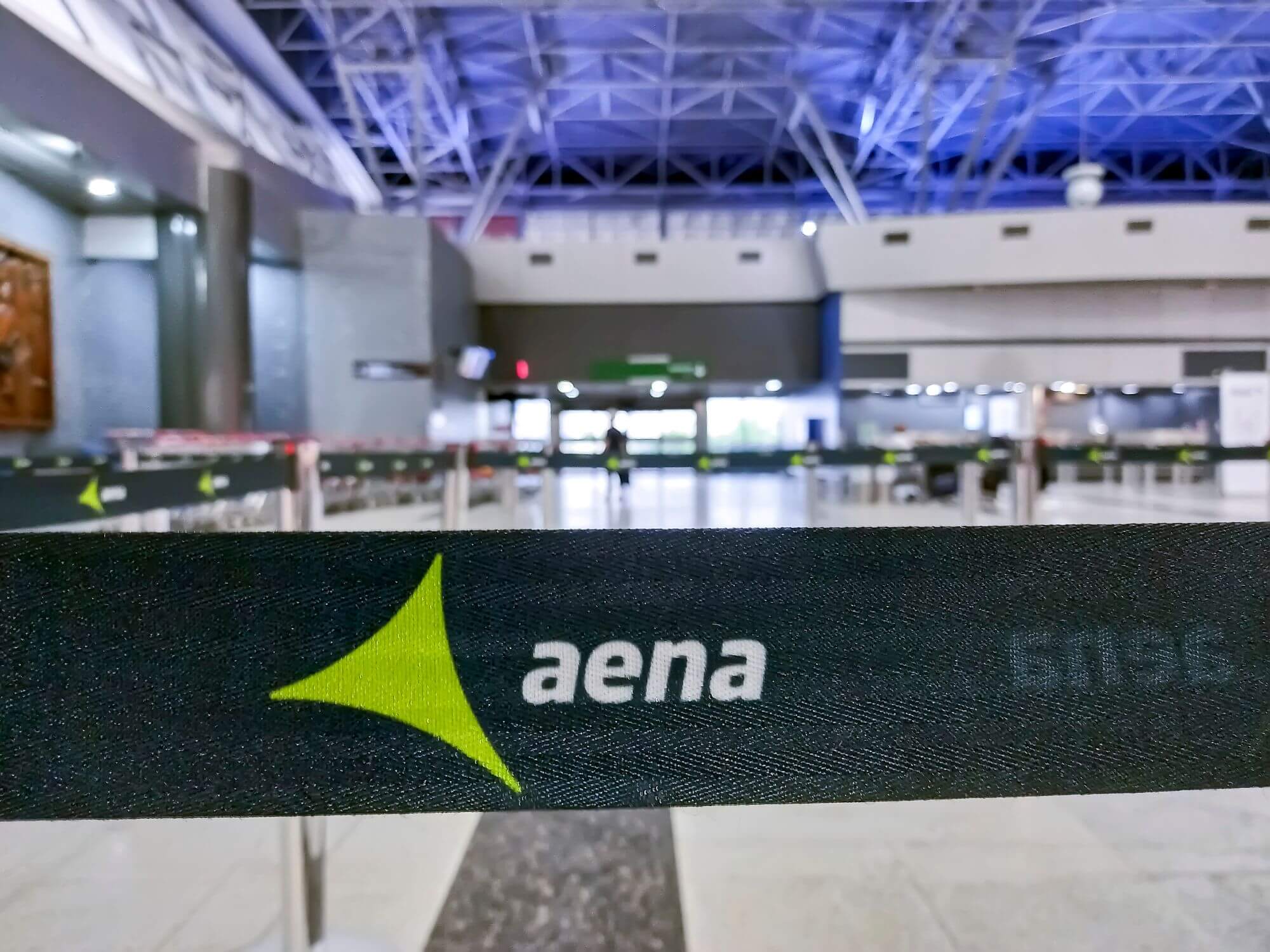 Imagen de una banda en la que se ve el logo de Aena