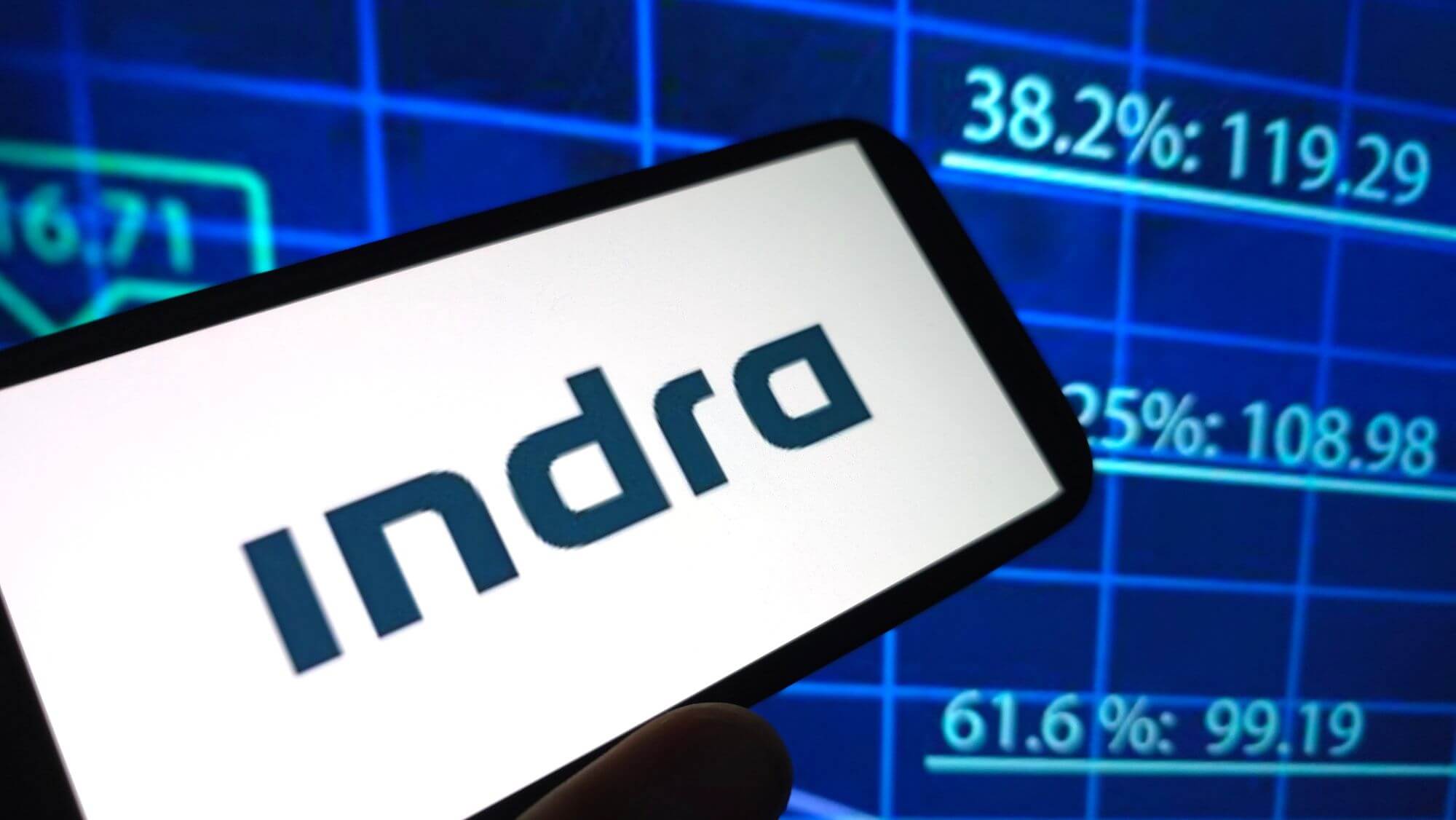 Imagen de un móvil con el logo de Indra