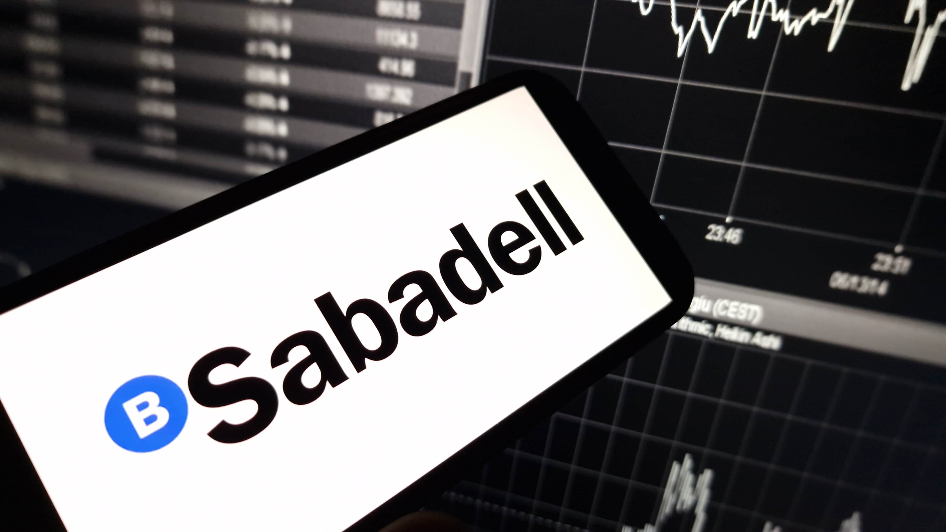 Imagen de un móvil con el logo del Sabadell en un artículo sobre los resultados del Banco Sabadell