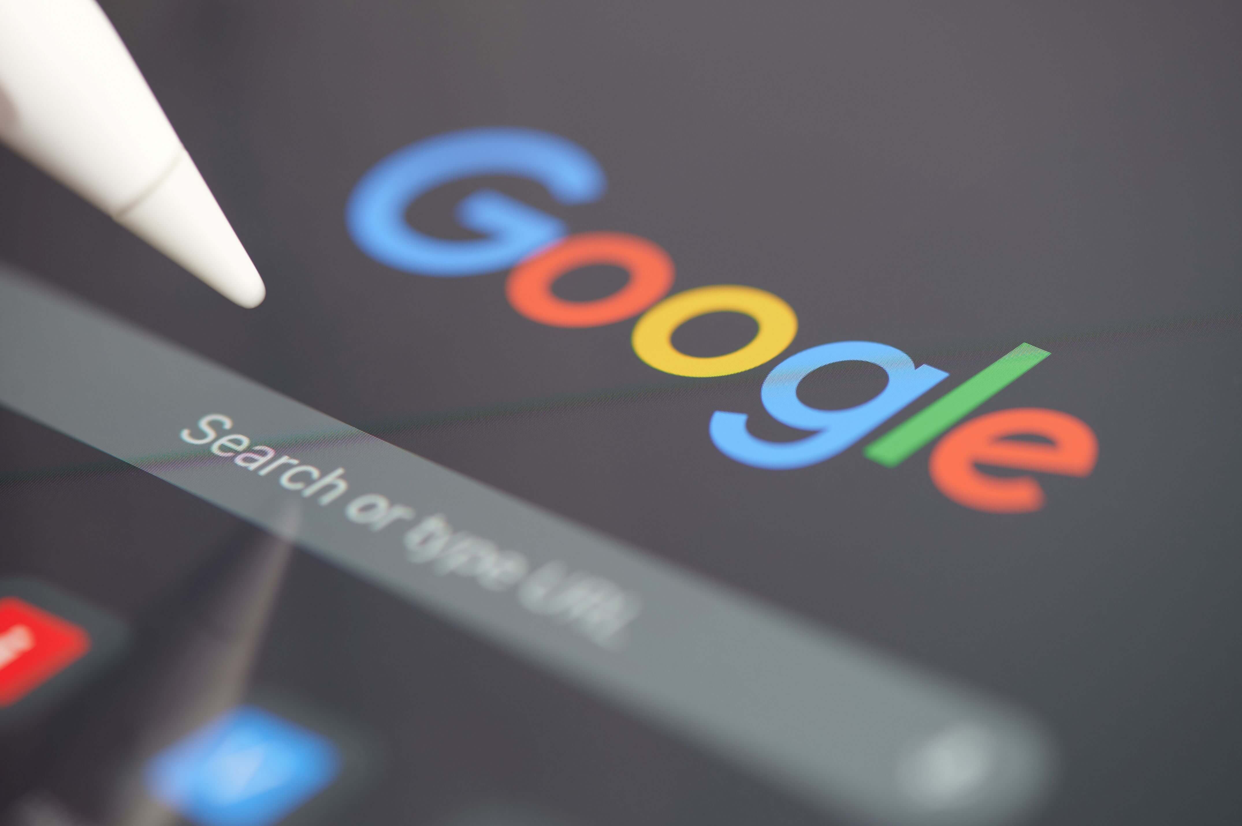 Imagen del logo de Google en un artículo sobre las acciones de Alphabet