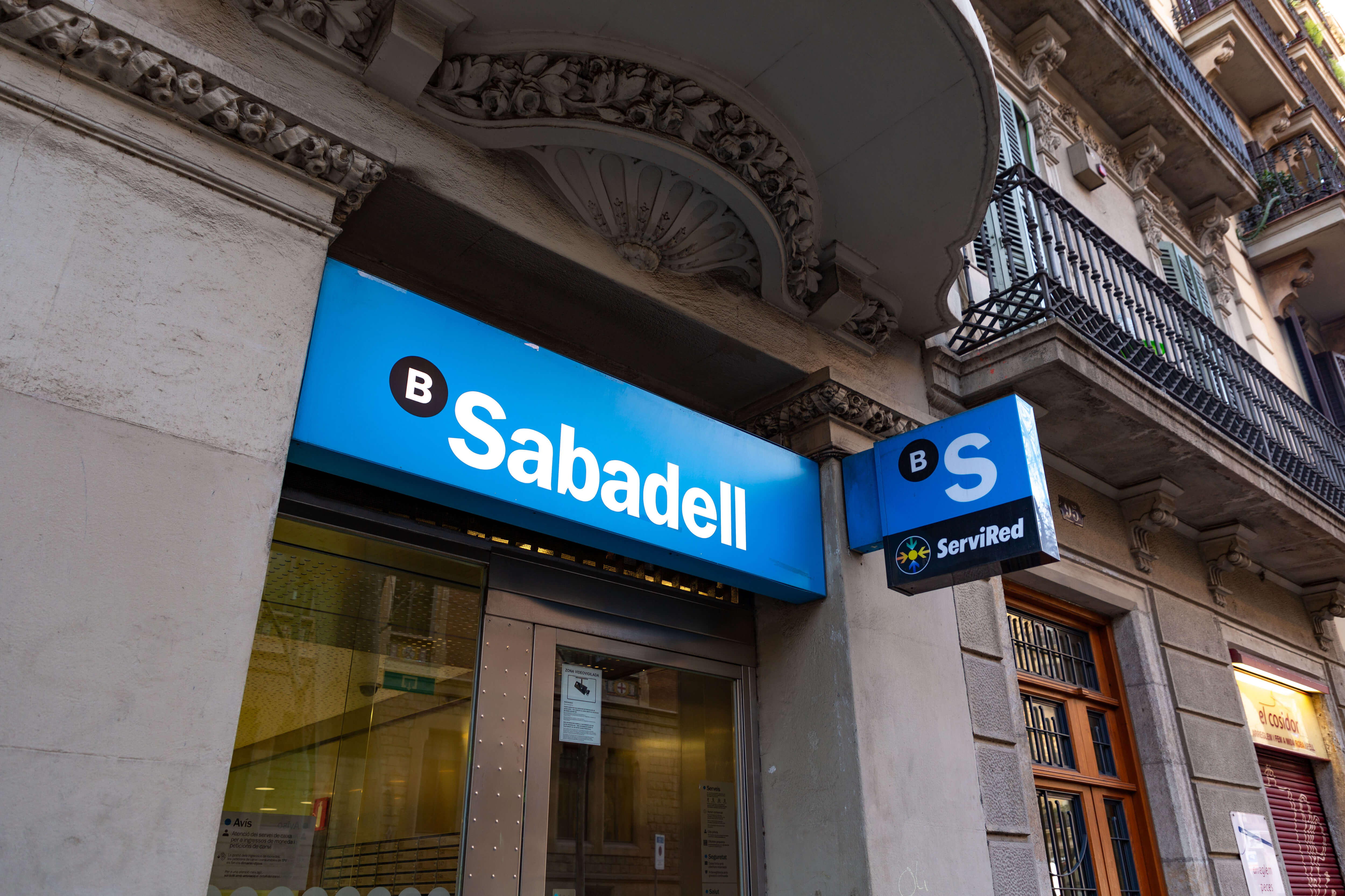 Sucursal del Banco Sabadell en un artículo sobre los resultados del Banco Sabadell