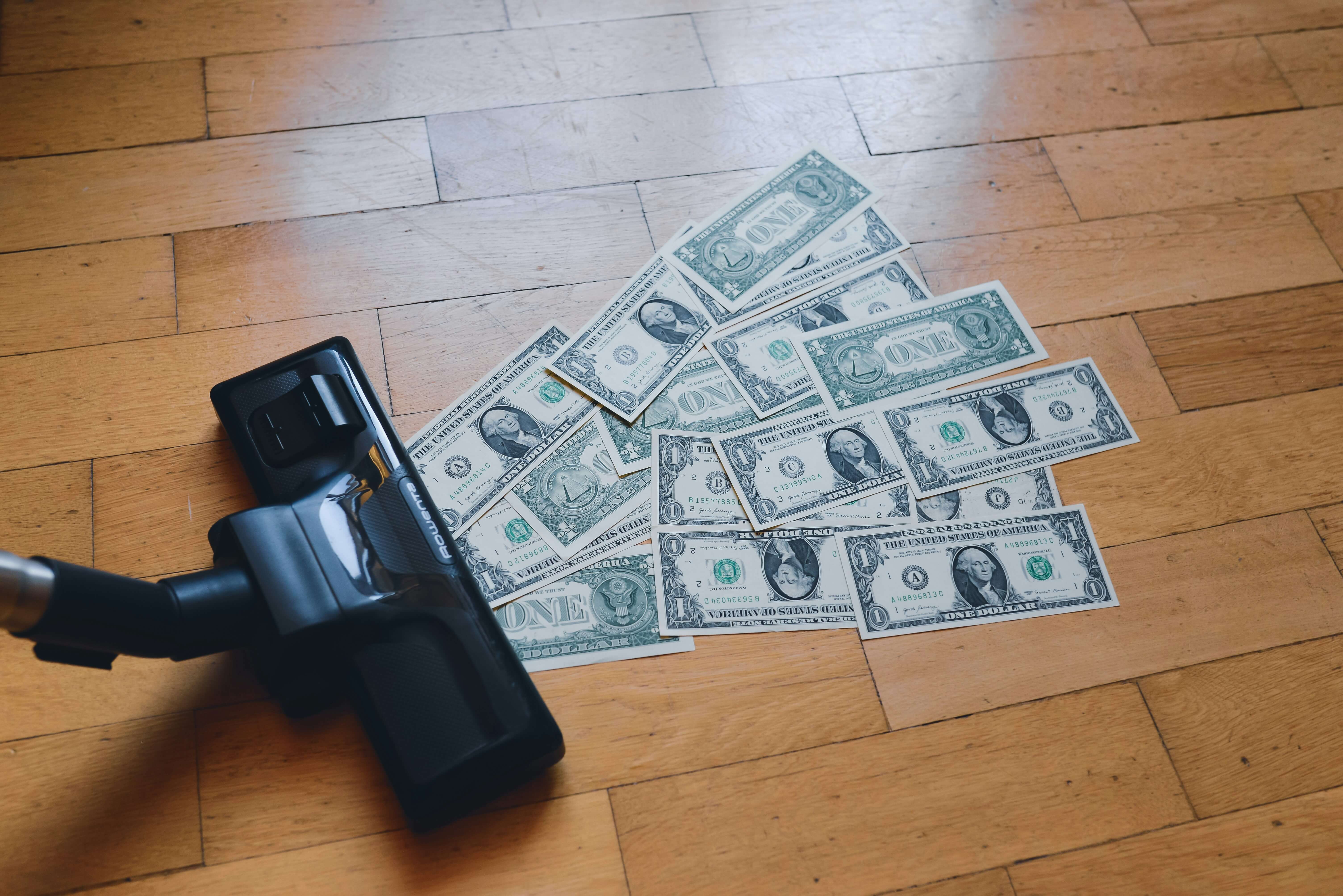 Imagen de una aspiradora aspirando billetes en un artículo sobre Situational Awareness