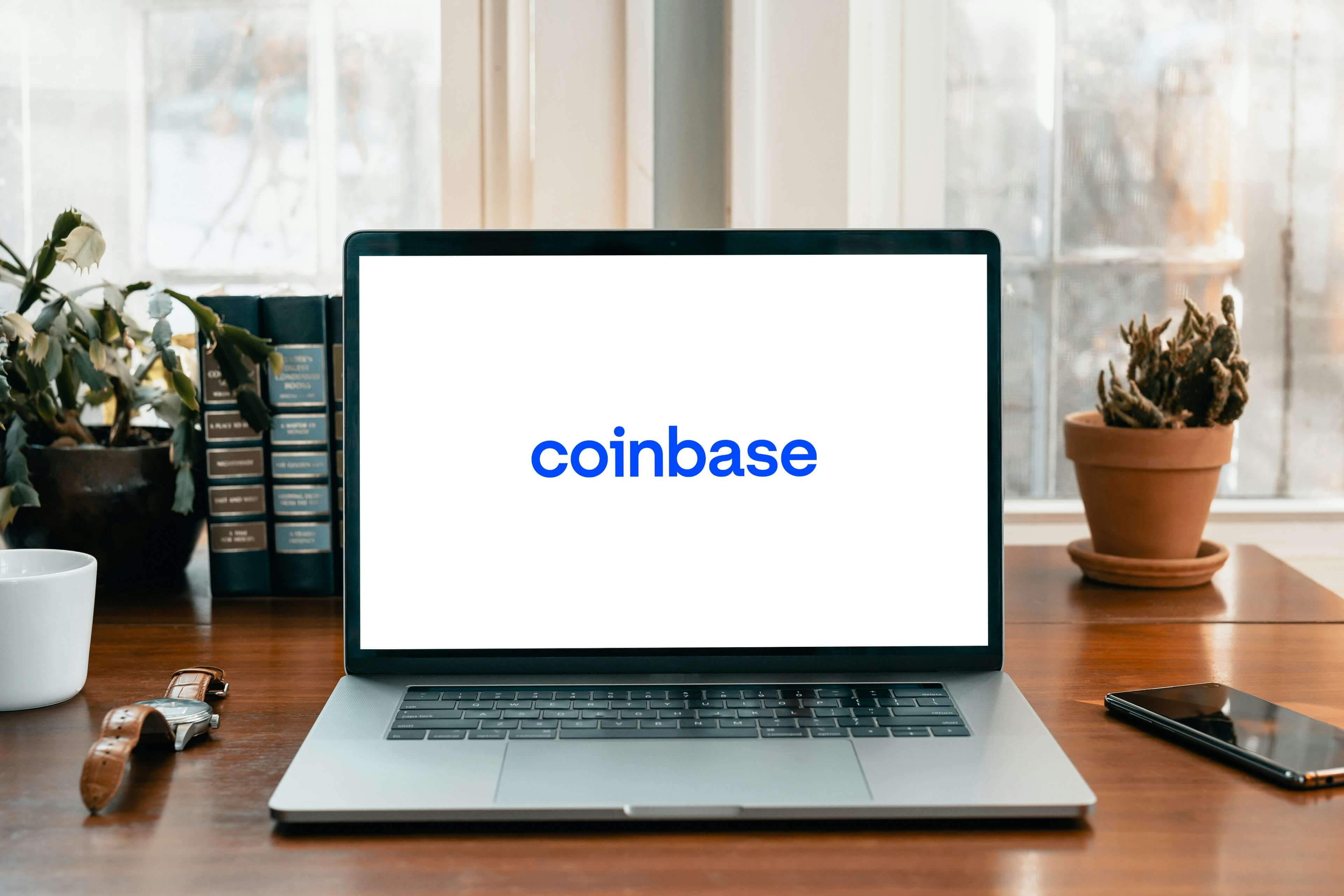 Imagen de un ordenador en el que se ve el logo de Coinbase en un artículo sobre la caída de sus acciones tras sus resultados