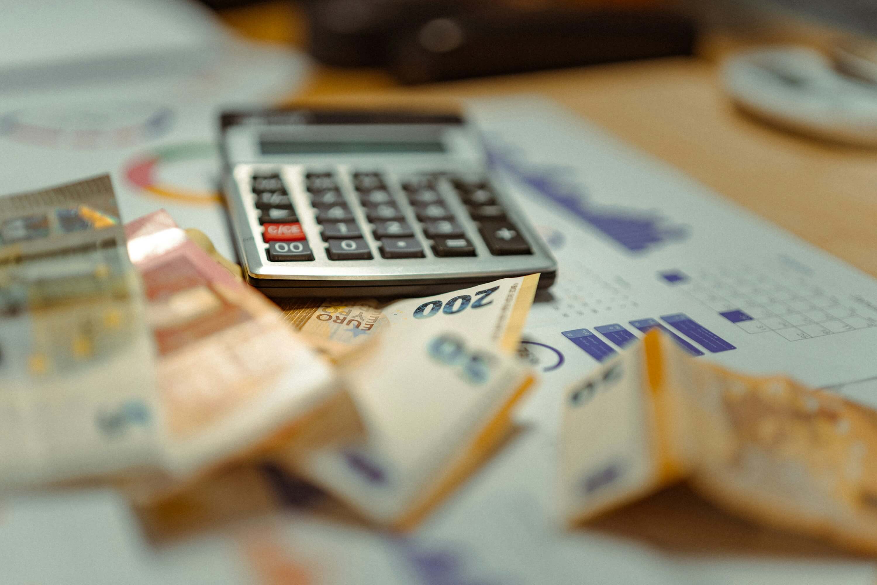 Imagen de una calculadora rodeada de billetes