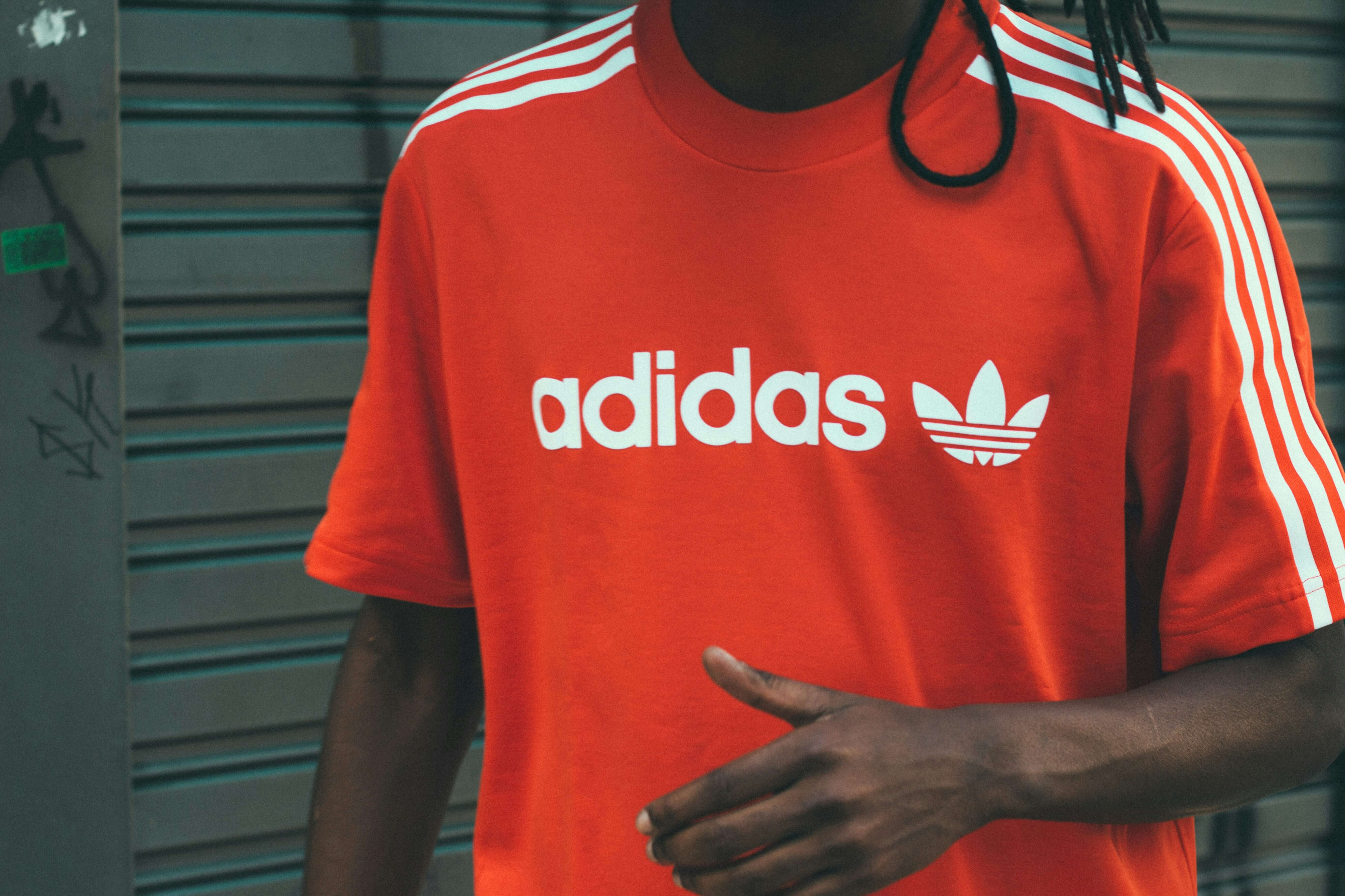 Imagen de un chico con una camiseta de Adidas en un artículo sobre por qué caen las acciones de Adidas