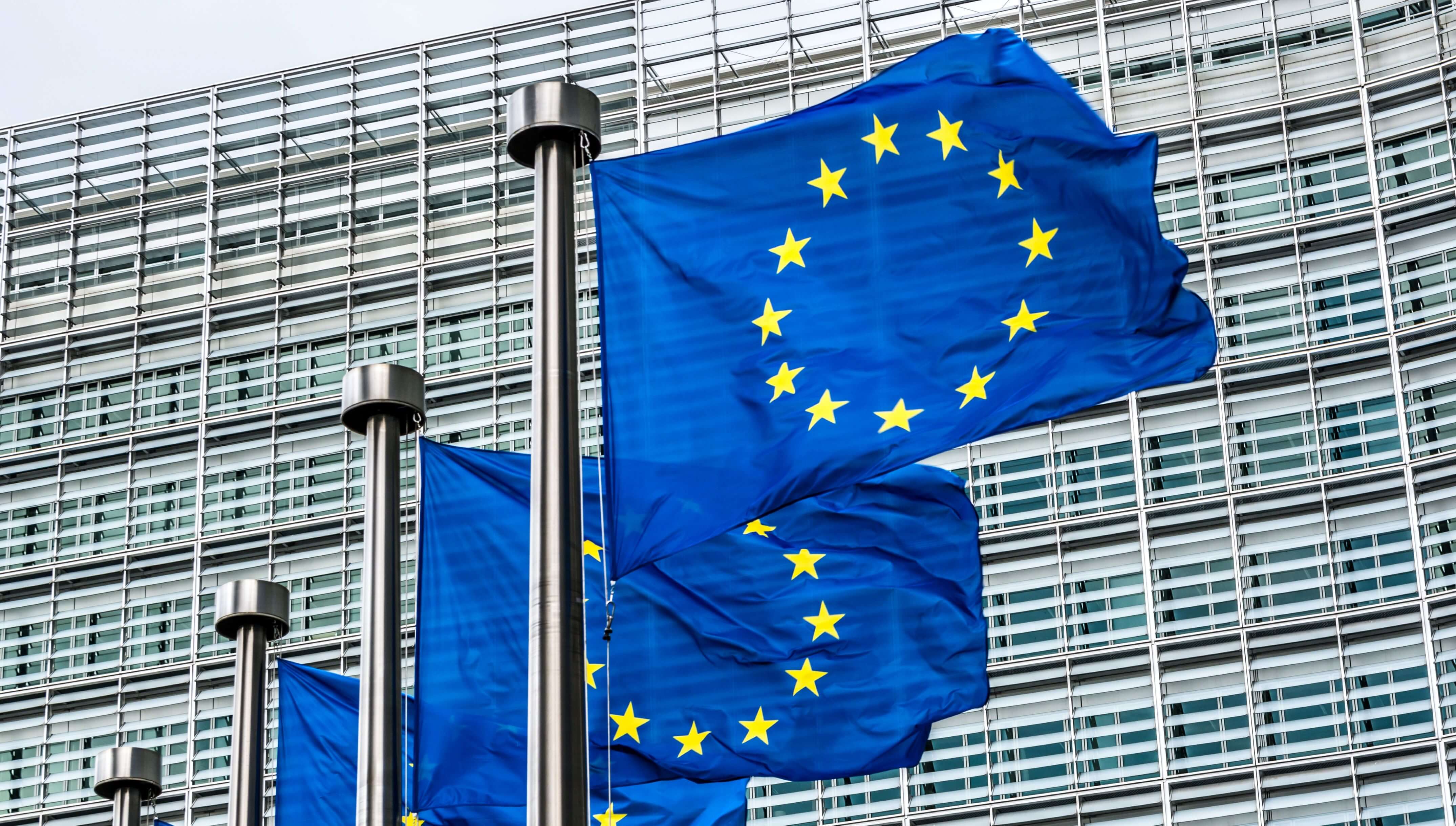 Imagen de banderas de la Unión Europea en un artículo sobre la desregulación bancaria de Trump