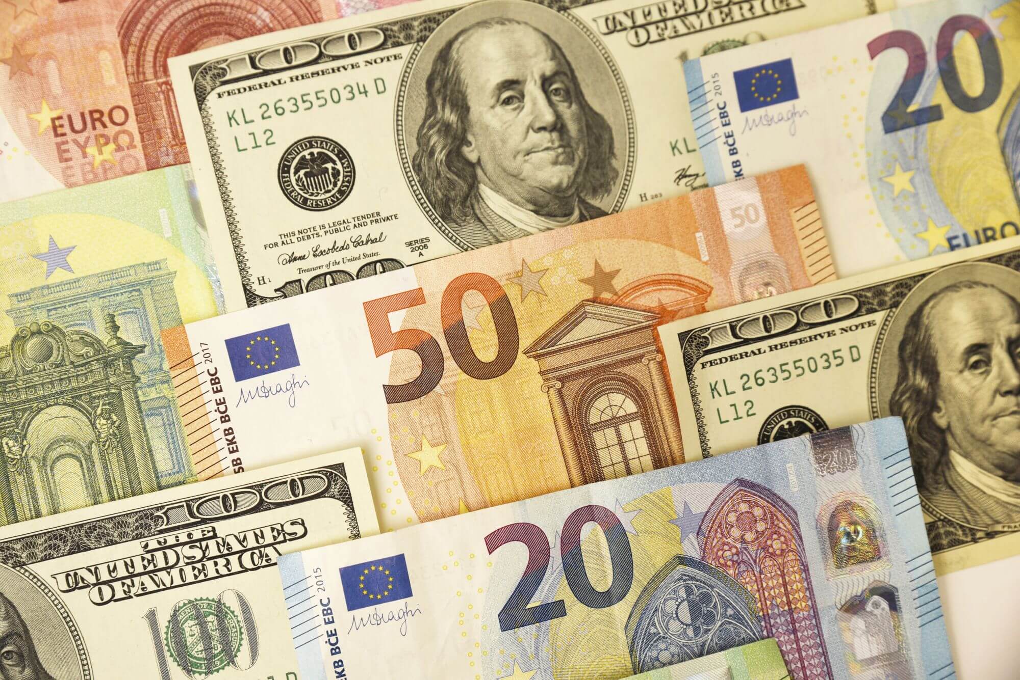 Imágenes de billetes de euro y dólar en un artículo sobre la bolsa hoy