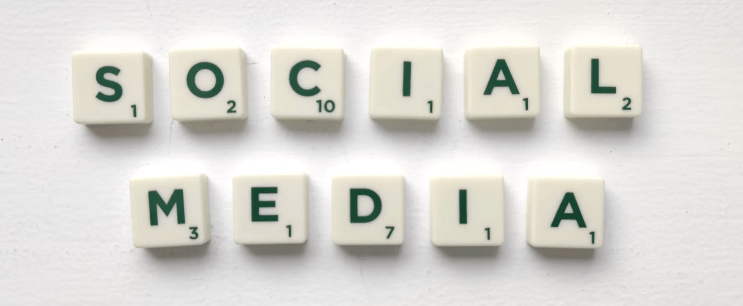 Imagen de fichas en las que se lee las palabras Social Media en una noticia sobre el juicio de Meta