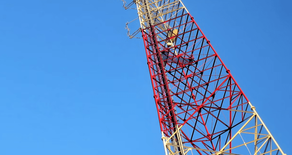 Imagen de una torre de telecomunicación en un artículo sobre la caída de las acciones de Cellnex