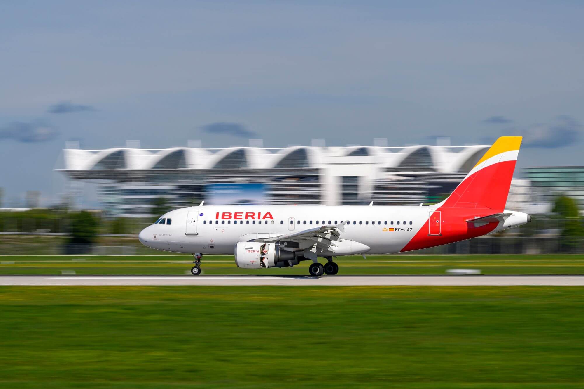 Imagen de un avión de Iberia, de IAG