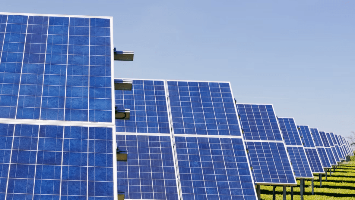 Imagen de placas solares en un artículo sobre las subidas de las acciones de Solaria